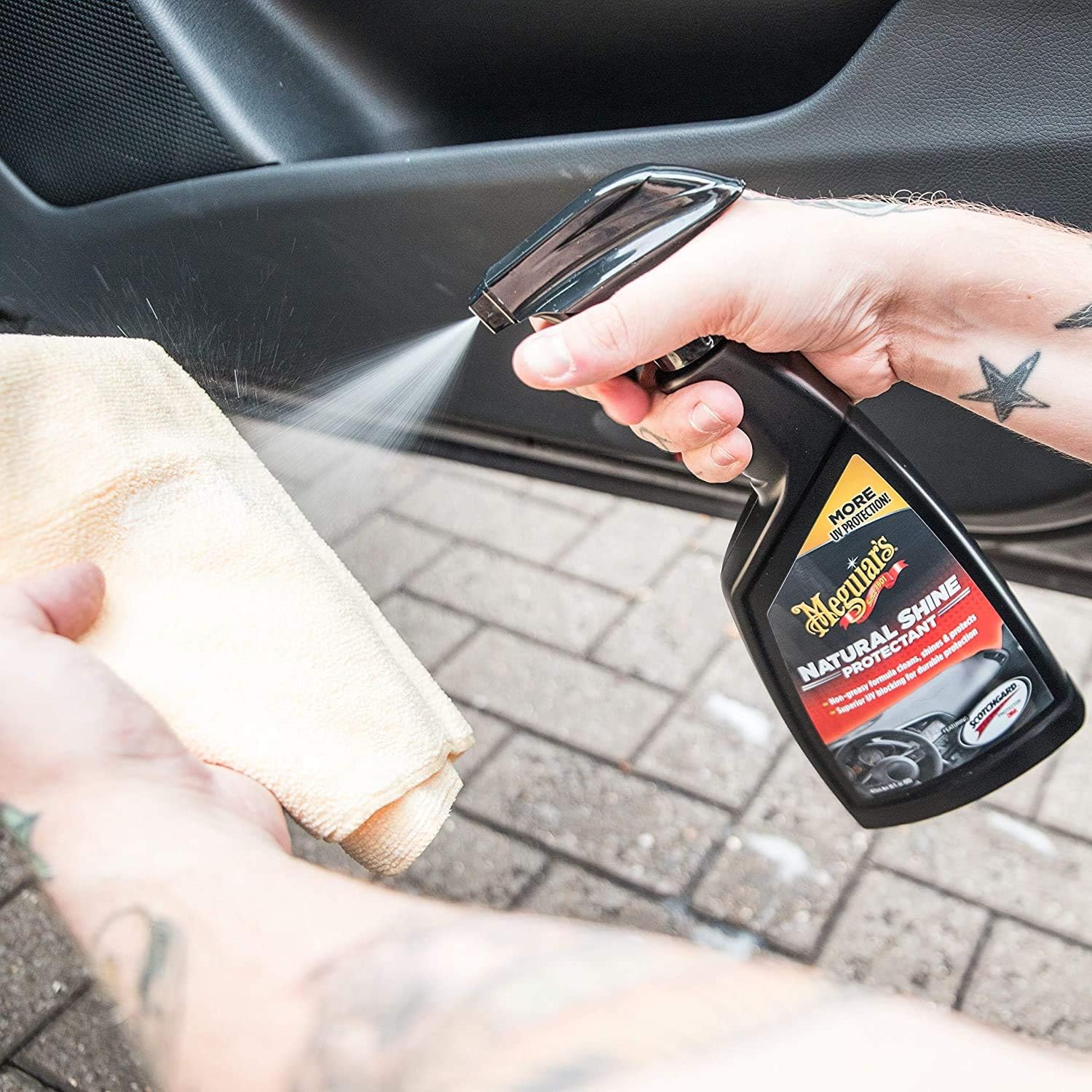 Detalle 2 de Meguiar's G4116F spray plastiques intérieurs 473 ml