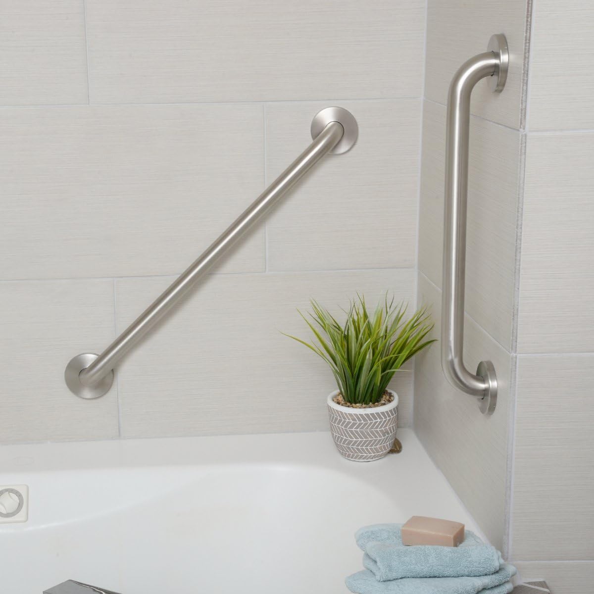 Detalle 1 de Amazon Basics Bathroom Handrail Grab Bar, 0.46 m (46 cm) Stainless Steel