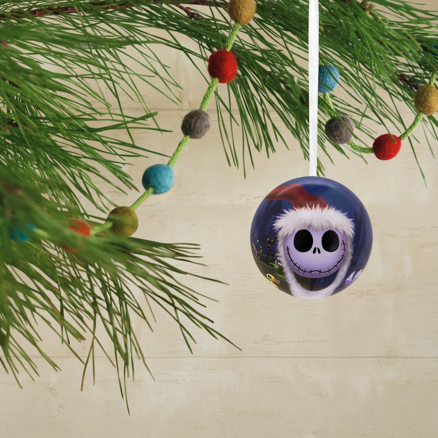 Detalle 2 de Hallmark Cauchemars Avant Noël – 12 boules en étain 🎄