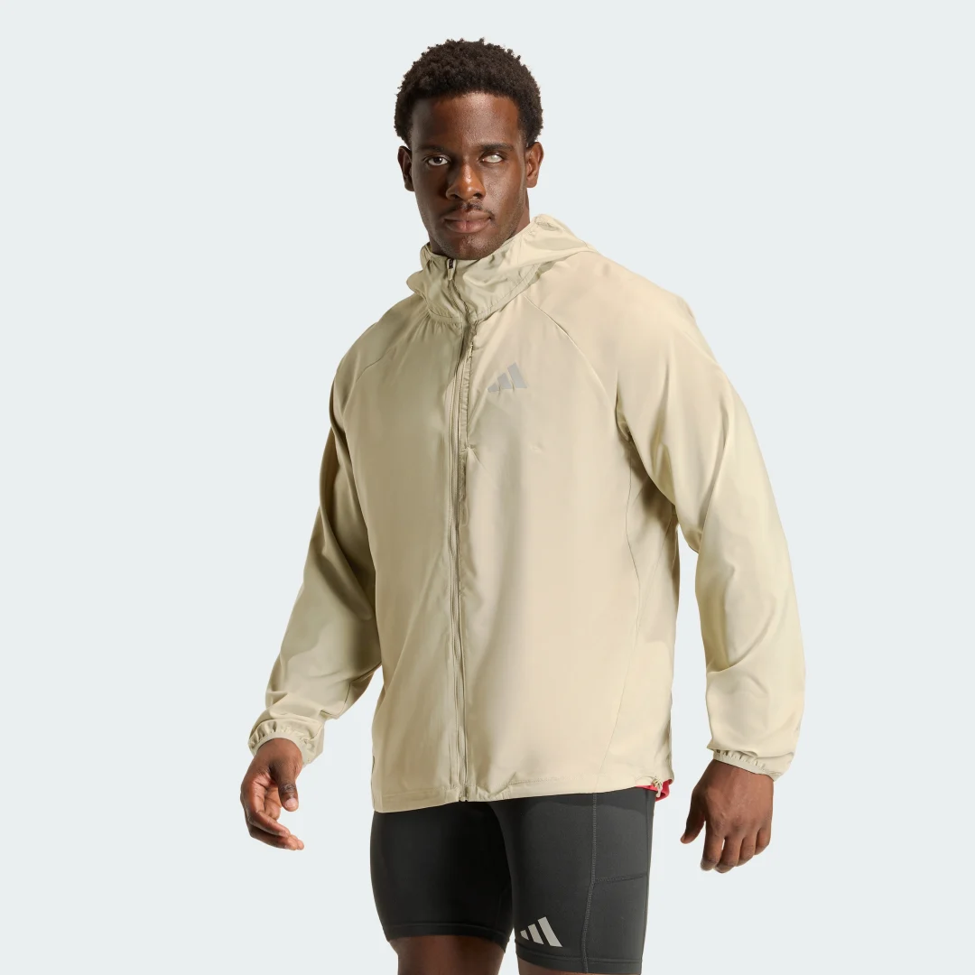 Detalle de Chaqueta de running adi365 Essentials de Adidas – abrigo ligero en marrón para tus salidas