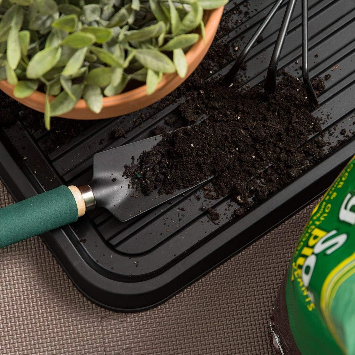 Detalle 2 de Iris Ohyama SHT-S, set da 3 scolapiatti/vassoio scarpiera in plastica impilabile con cestino per stivali, nero