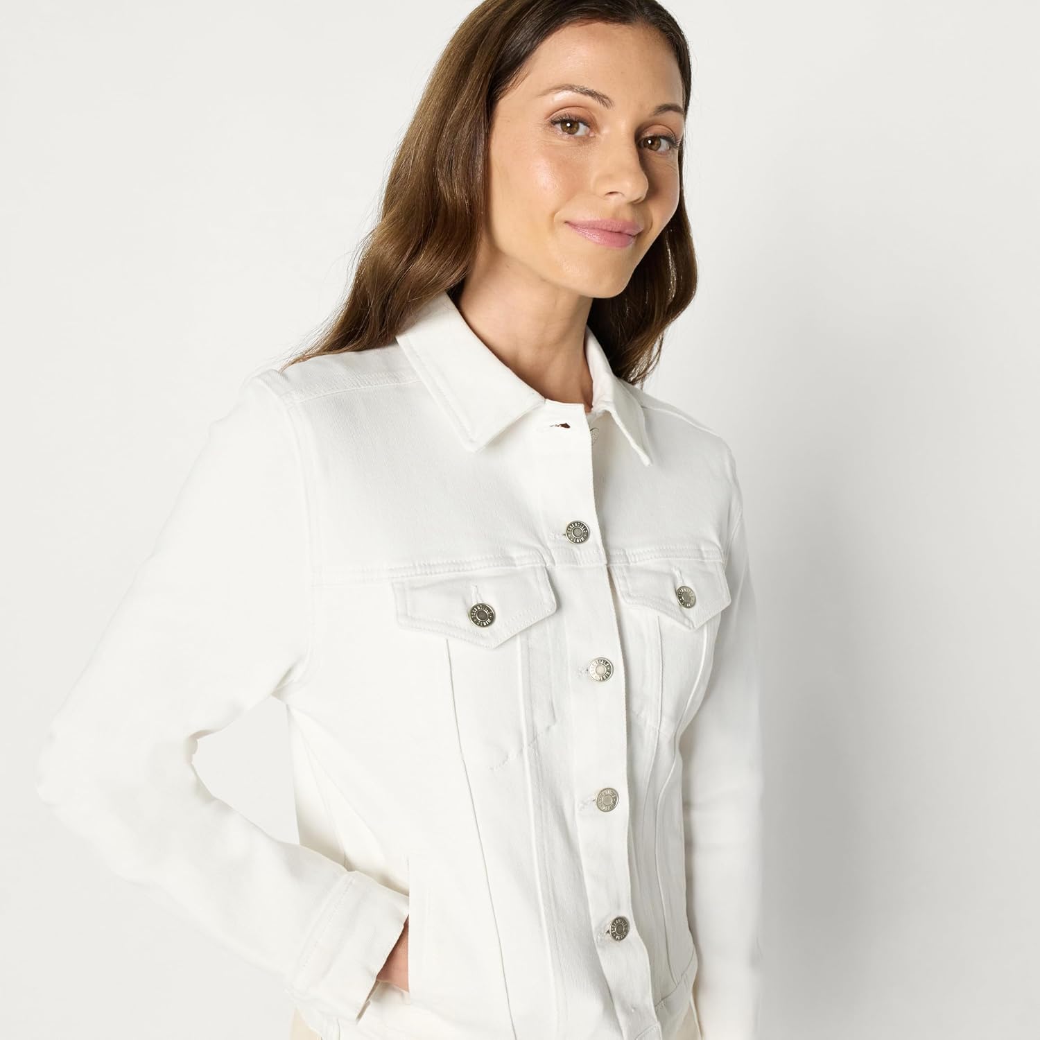 Detalle 2 de Amazon Essentials Women’s Regular-Fit Low Stretch Denim Button-Front Trucker Jacket