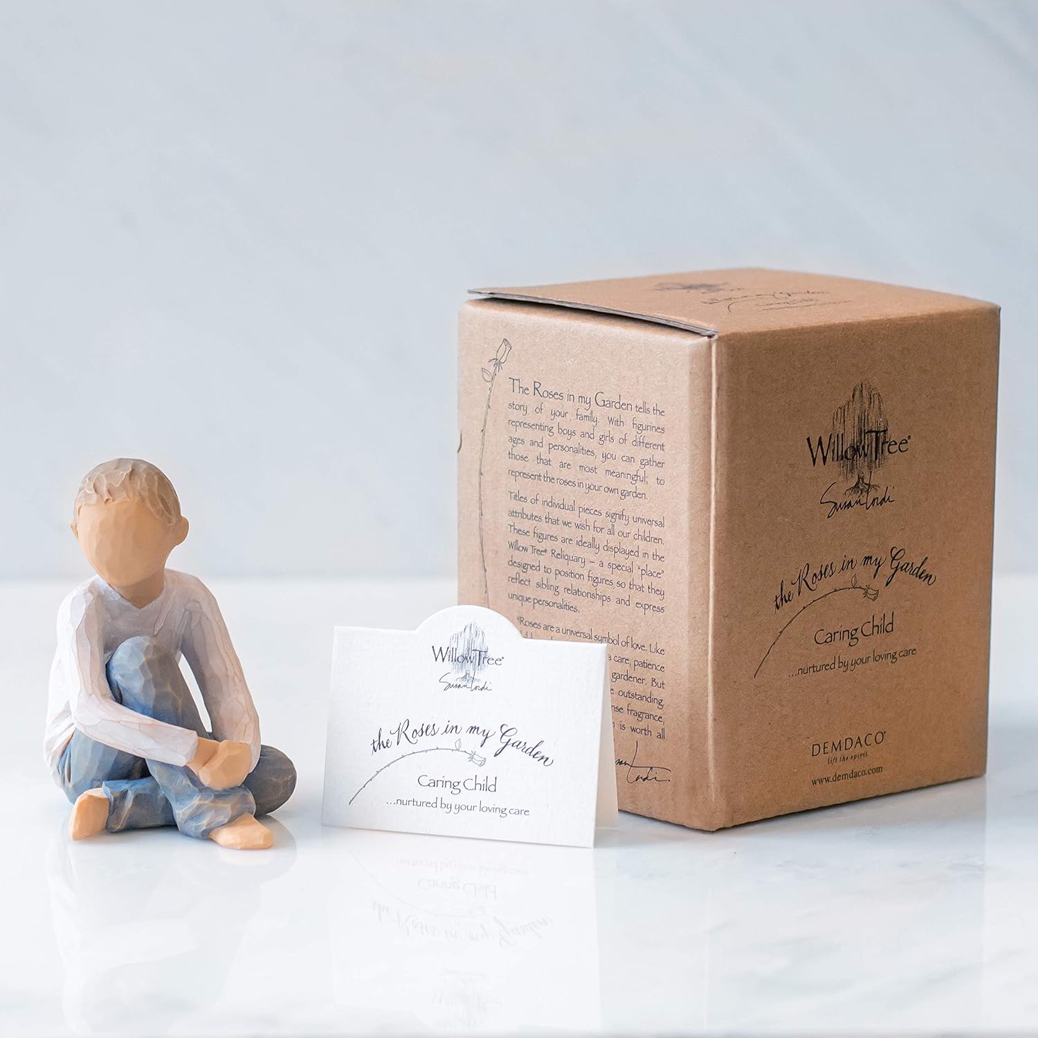 Detalle 2 de Enesco 26228 Enfant Attentionné – Sculpture artisanale en résine, livrée en coffret cadeau