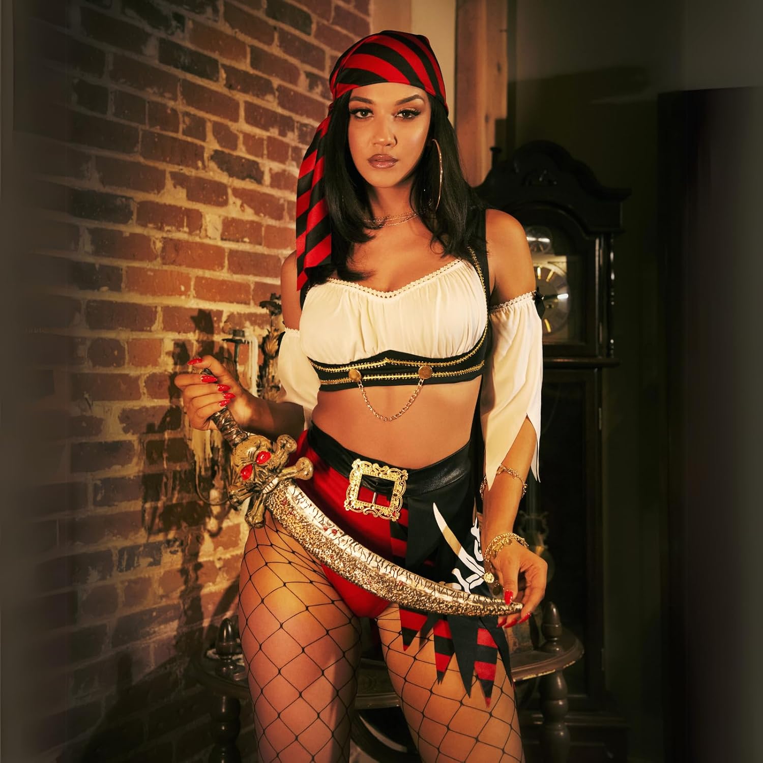 Detalle 2 de Leg Avenue Women's 4-Piece Wicked Pirate Wench Costume with Flag Skirt
