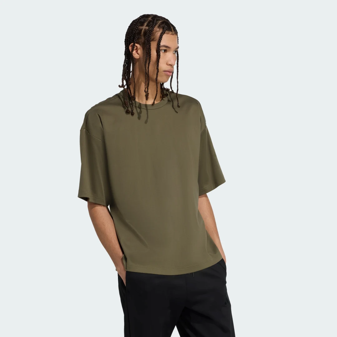 Detalle de Camiseta Soft Lux de Adidas: comodidad discreta en Verde