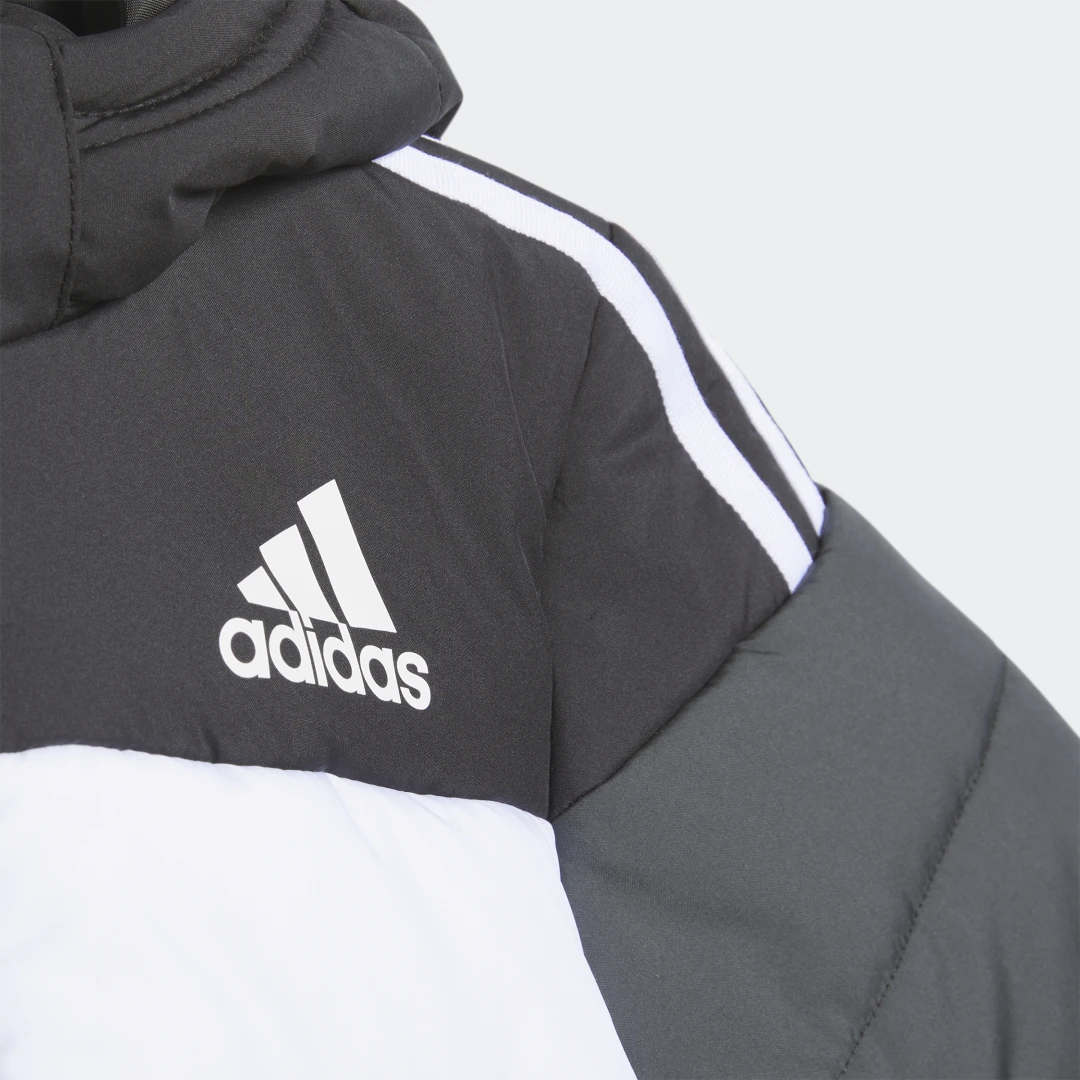 Detalle de Chaqueta acolchada Kids de Adidas: comodidad en negro para los peques
