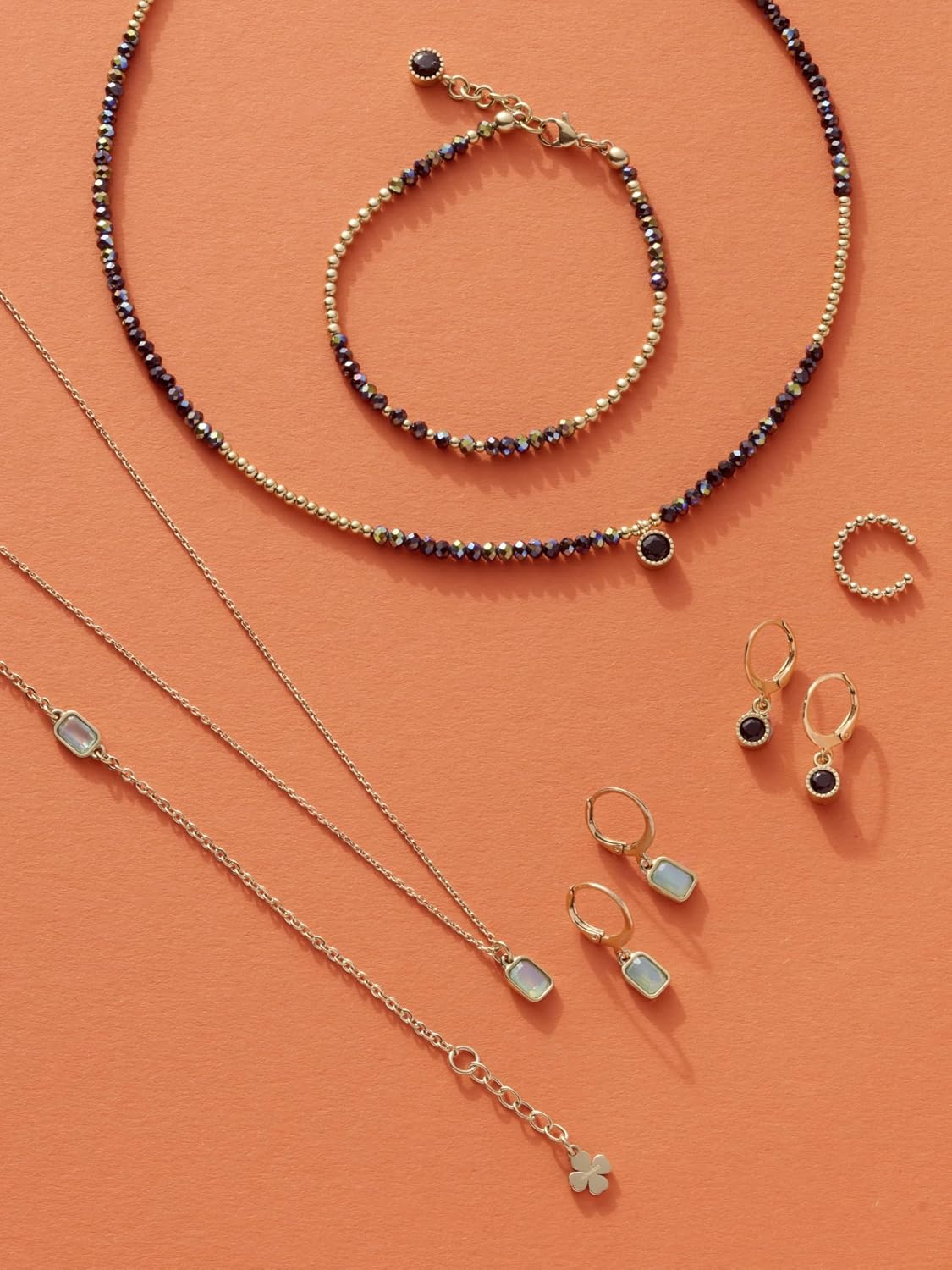 Detalle de JEWELS BY LEONARDO Armband „Ciao Lola“ – Armkette aus goldfarbenem Edelstahl mit schwarzen Facettenglaskristallen