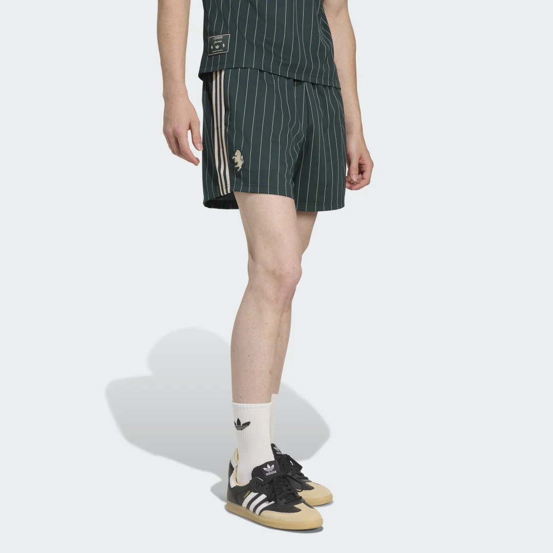 Detalle de Pantalón corto Juventus Terrace Icons de Adidas | Verdes, para fans que buscan comodidad