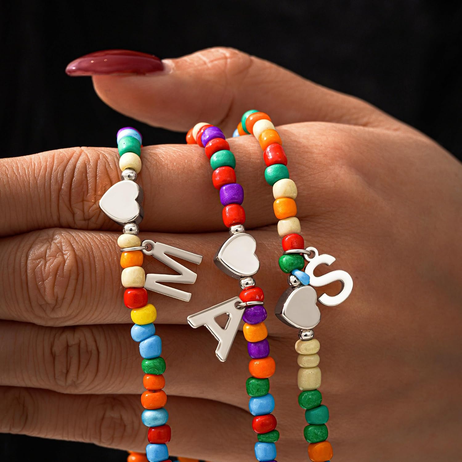 Detalle de SLOONG bunte Buchstaben-Perlenkette mit personalisiertem Initialen-Anhänger (Choker) für Mädchen & Damen