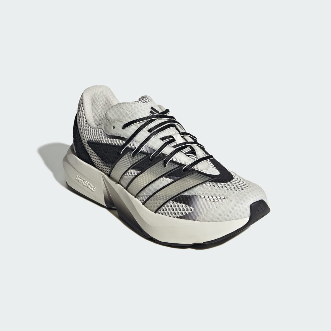 Detalle 2 de ZAPATILLA LIGHTBLAZE de Adidas – Blanqueada y versátil para el día a día