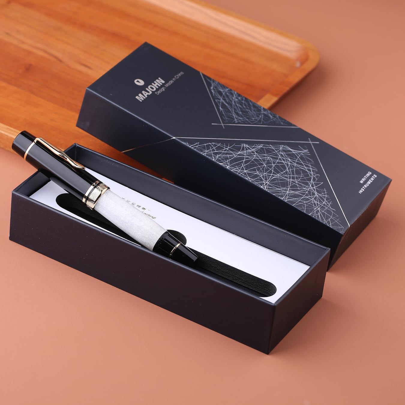 Thumbnail 3 de Majohn P139 resin fountain pen with fine nib and brass piston ink system (black and white)