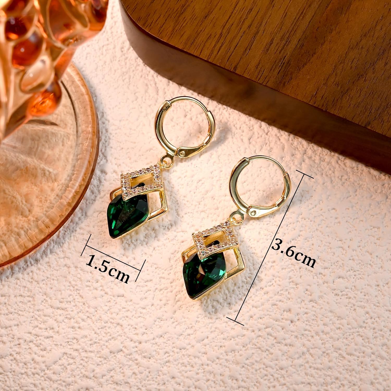 Detalle de Aliyoham Emerald Green Hoop Earrings with Cubic Zirconia – 18K Gold Plated Dangle Hoops