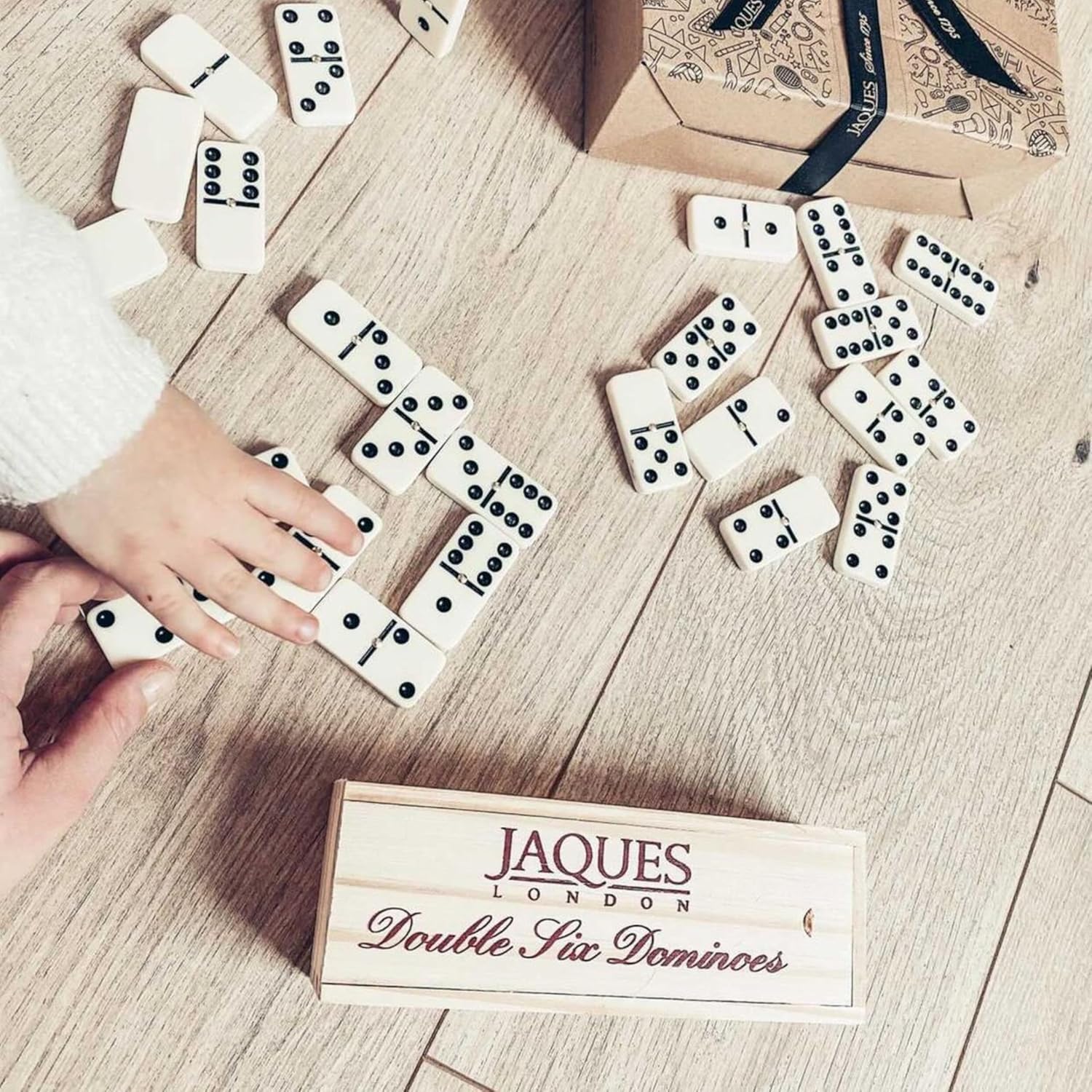 Detalle 2 de Jaques of London Dominoes Set 28 pcs 🎲