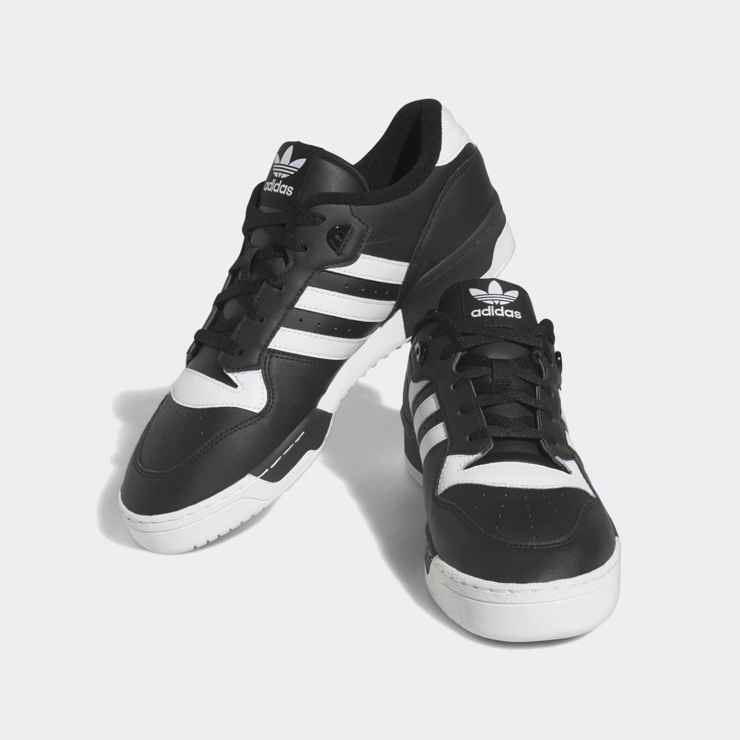 Detalle 2 de Adidas Rivalry Low Negro: versátil y con historia para el día a día