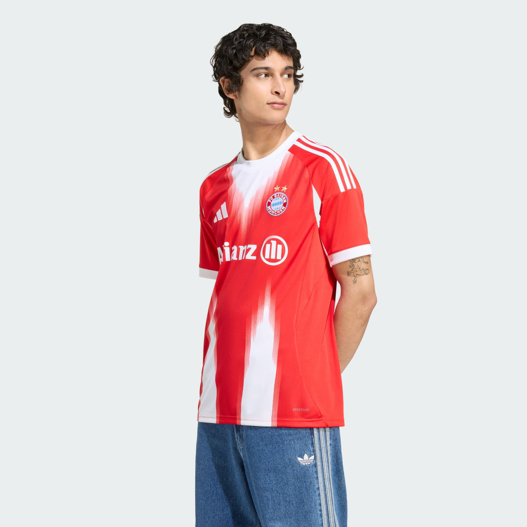 Detalle de Camiseta primera equipación división femenina FC Bayern 2025/2026 – Adidas