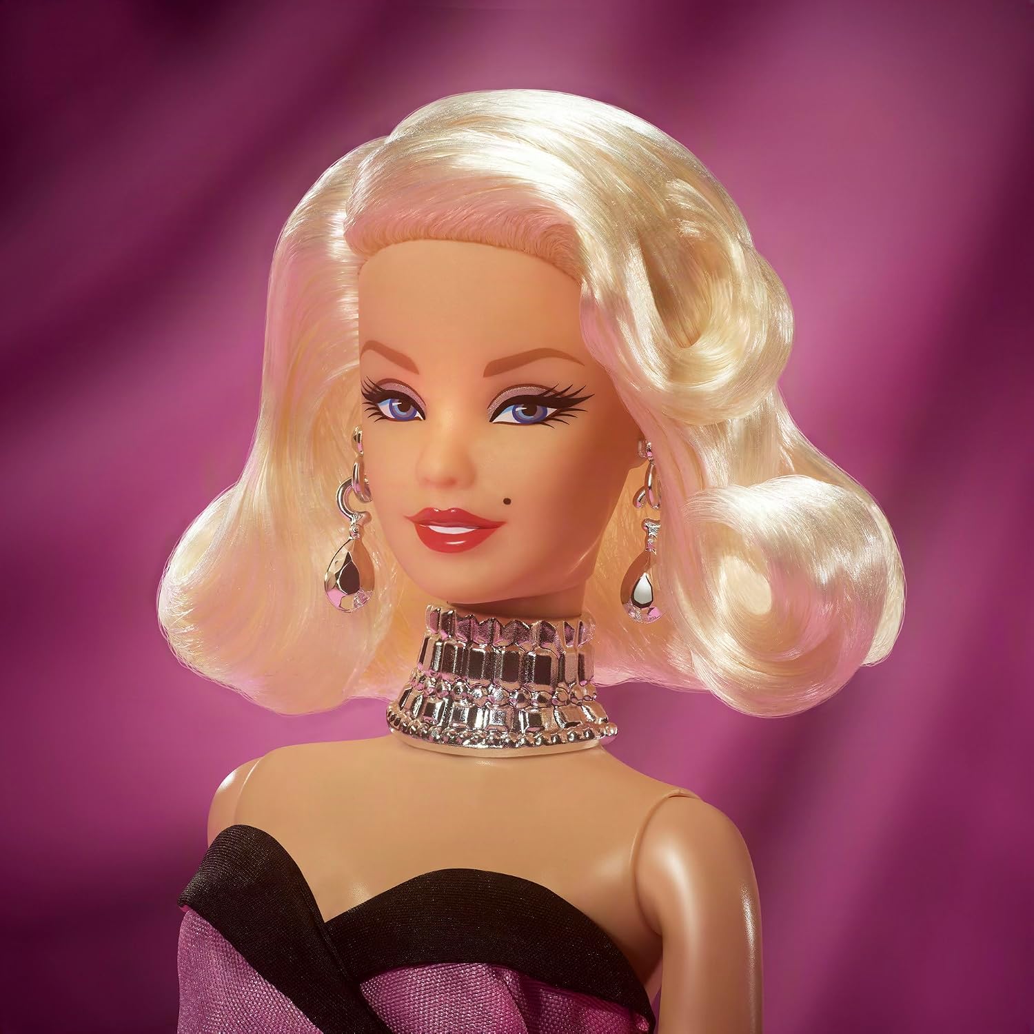 Detalle 2 de Barbie Signature Marilyn Monroe JJY00 verzameldoll in roze filmjurk