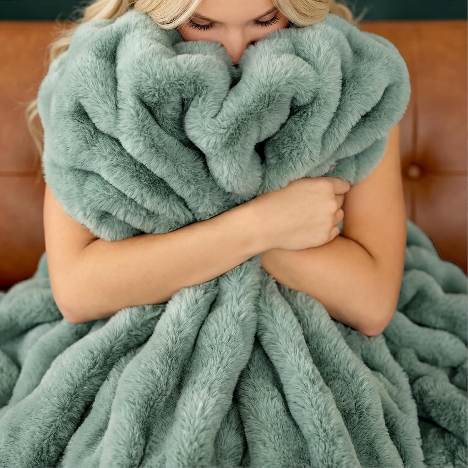 Detalle 2 de Bedsure Faux Fur Throw Blanket, 50" x 60