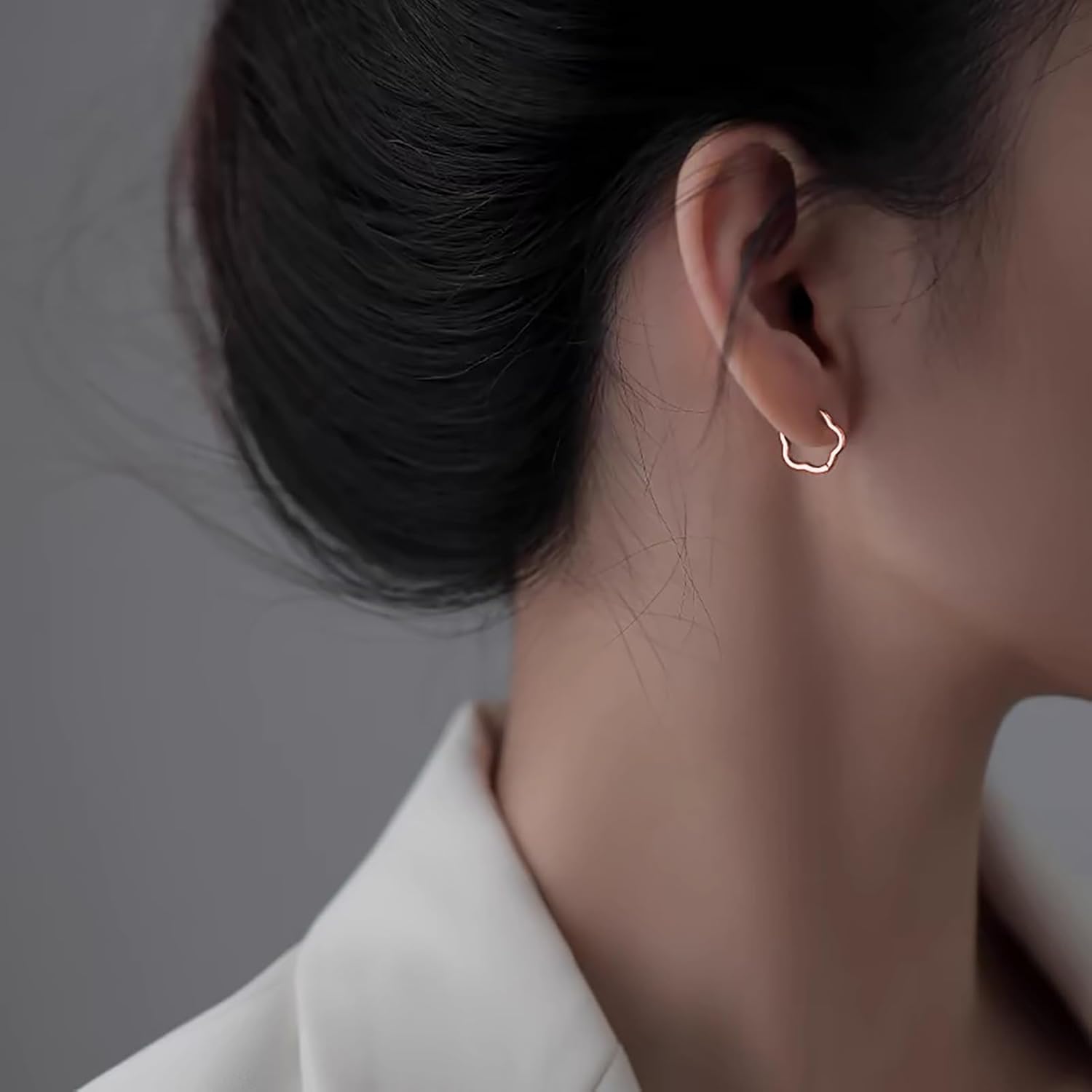 Detalle 2 de Reffeer 925 Sterling Silver Flower Shape Hoop Earrings – 14mm Minimalist Huggies