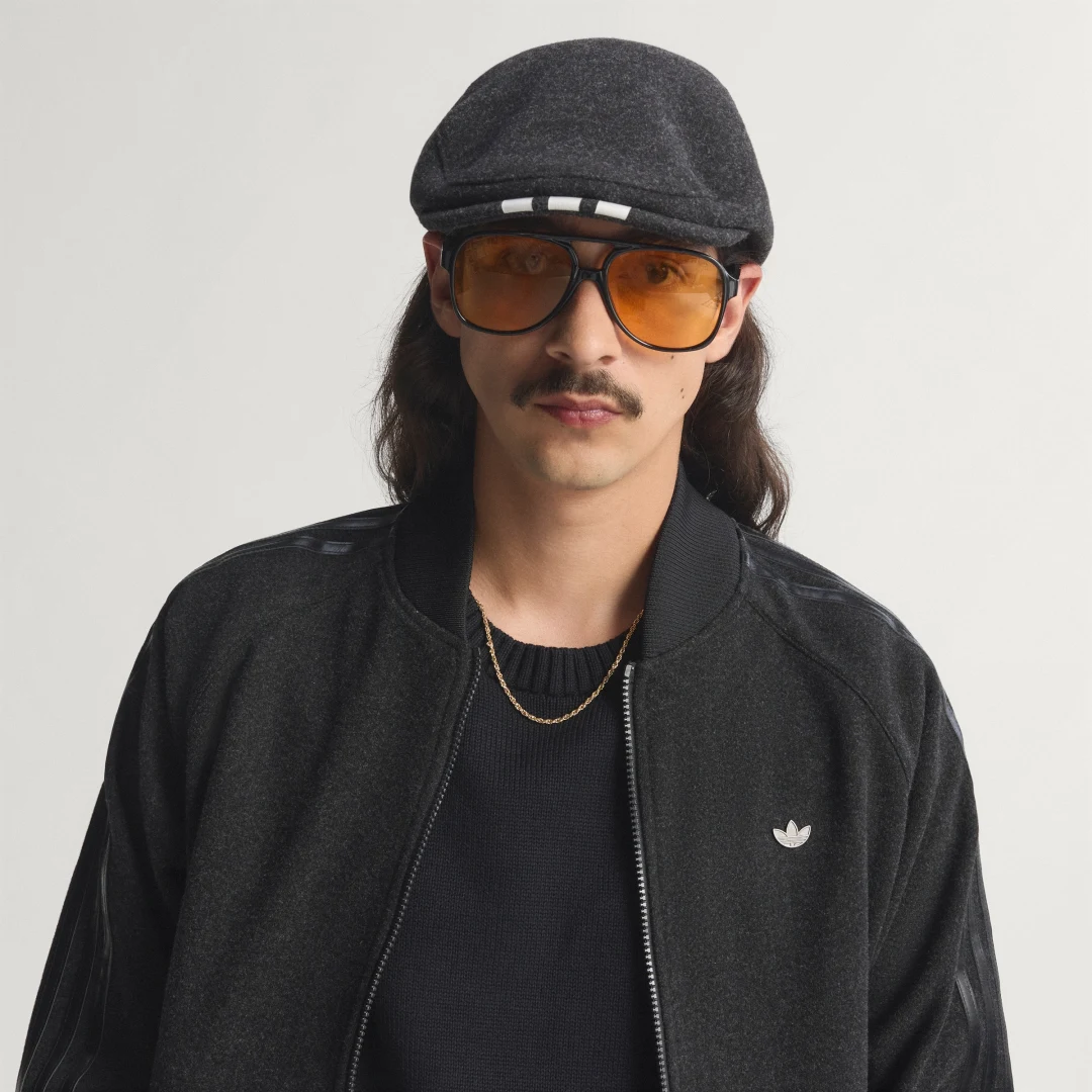 Detalle 2 de Chaqueta deportiva Premium de Adidas: versatilidad y estilo en negro