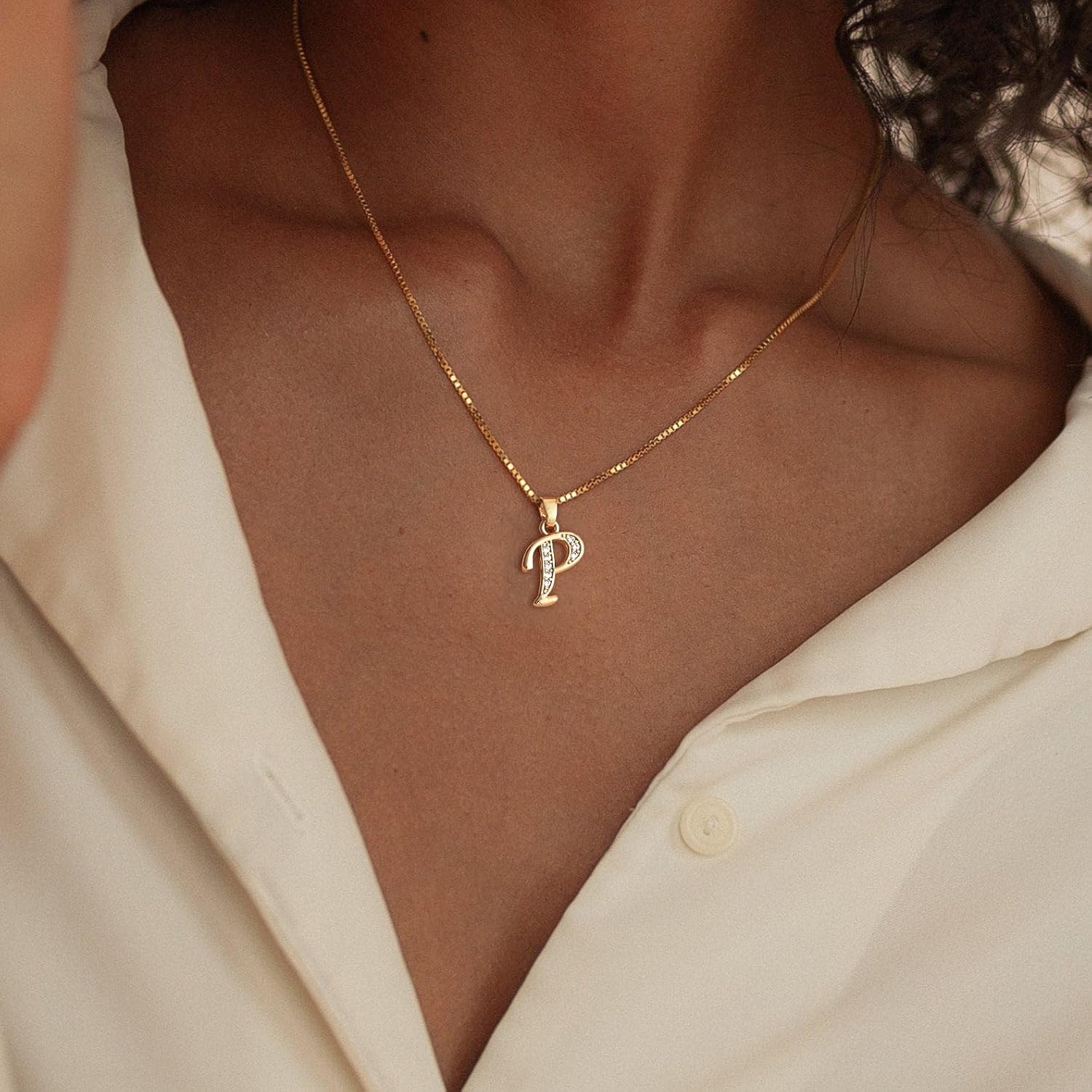Detalle de Fglqfam Initial Necklace, 14K Gold-Plated