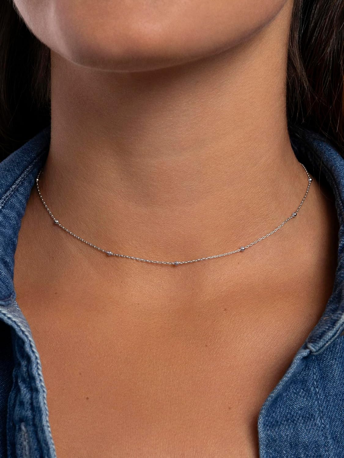 Detalle 2 de SINGULARU Halskette Dots – Sterlingsilber mit Rhodium- oder Goldschicht und Kugeln, 50 cm