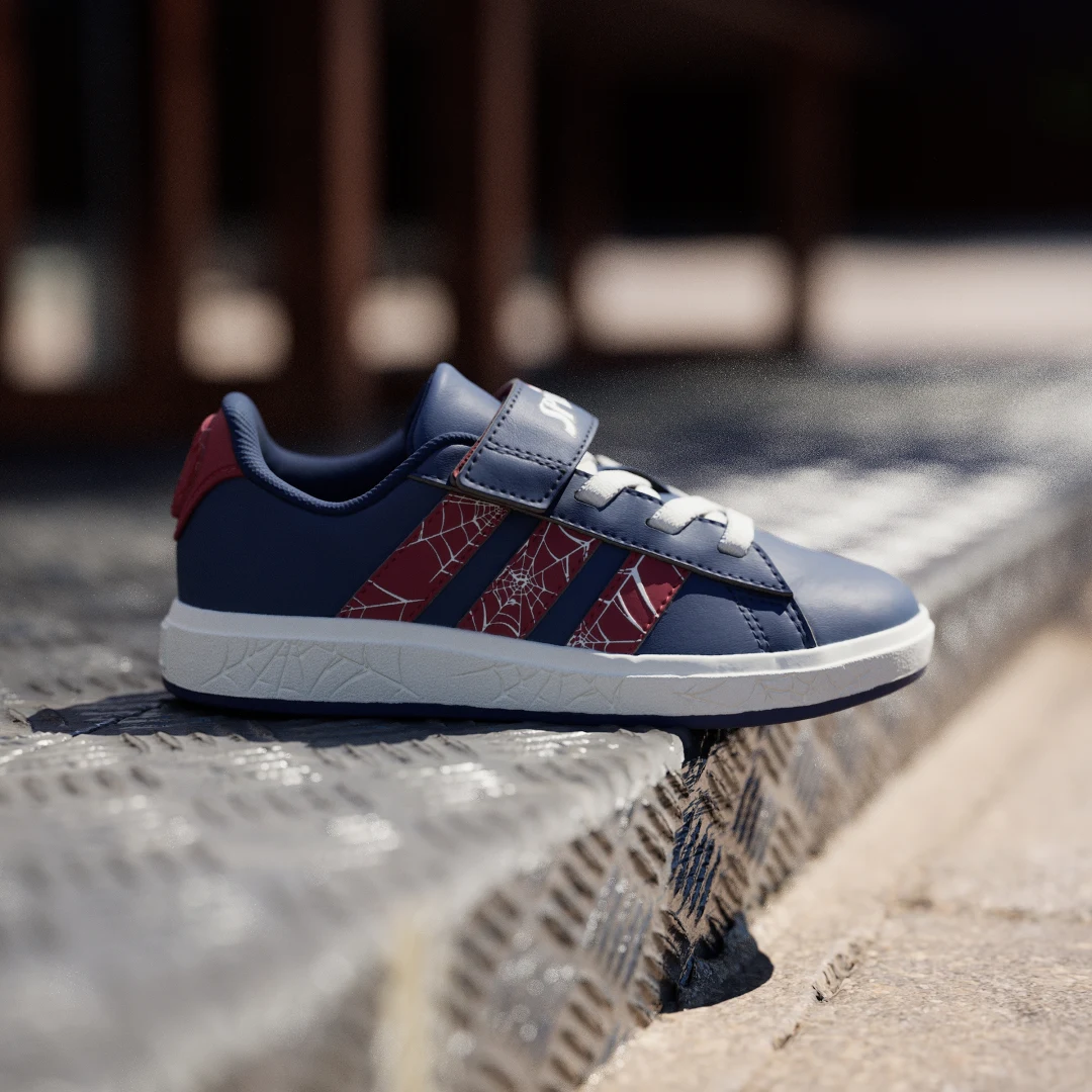Detalle 2 de Zapatilla adidas Marvel Spider-Man Grand Court – azul, para fans de Spider-Man
