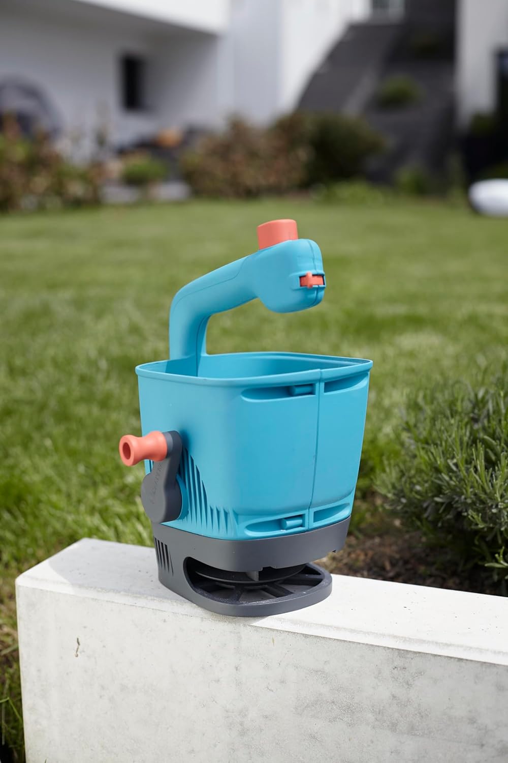Detalle de Gardena Hand-Held Spreader M (431-20) — manual spreader for fertiliser, seeds and salt
