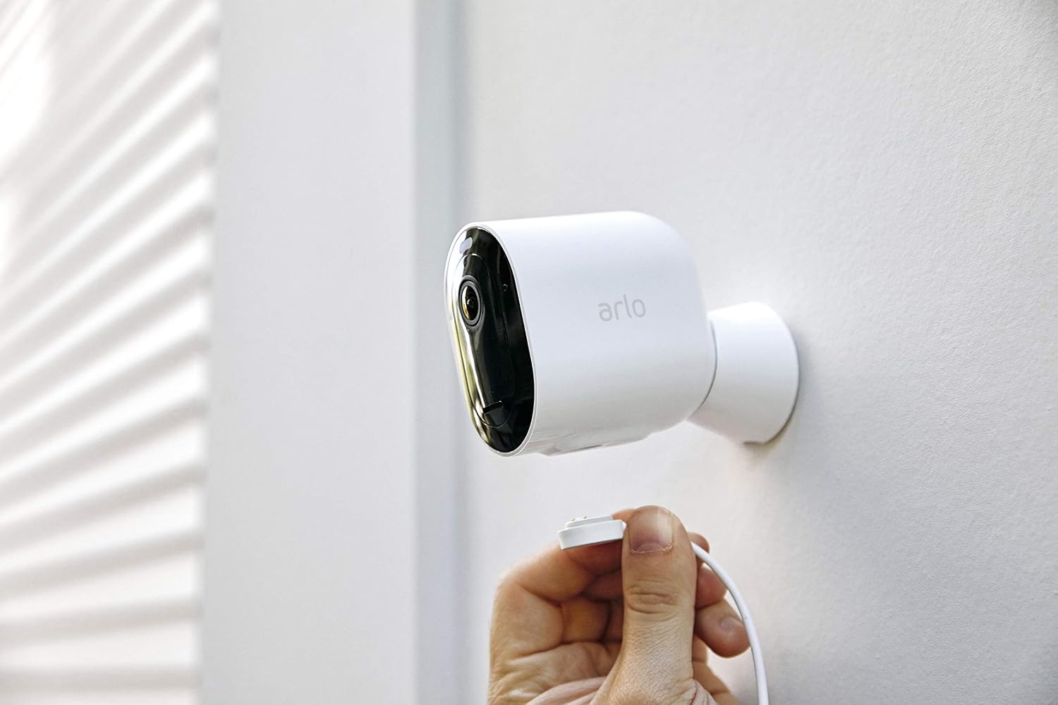 Thumbnail 3 de Accessoire Arlo certifié : câble de recharge magnétique blanc 2,4 m (Arlo Pro 3 / Ultra)