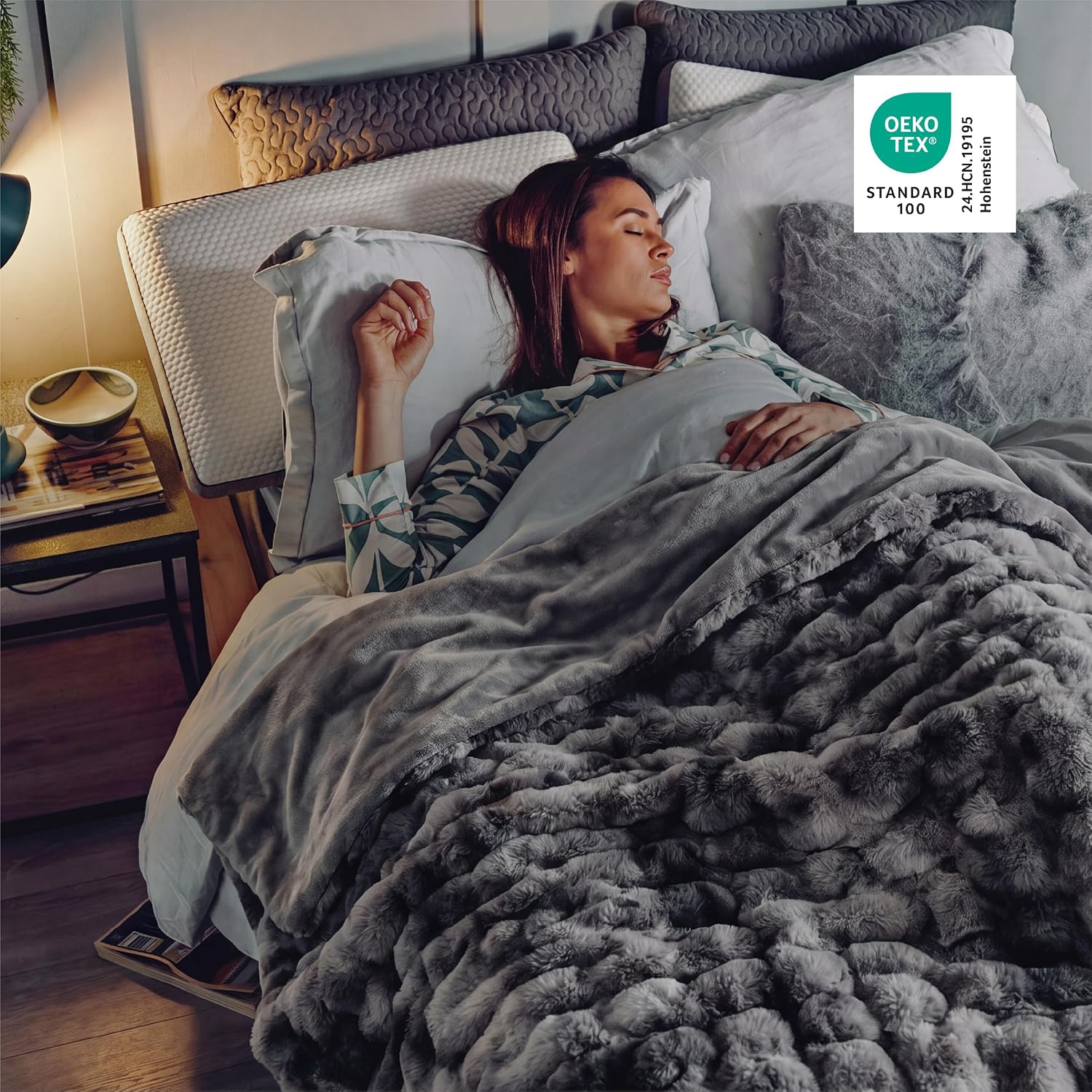 Detalle de Bedsure Faux Fur Blanket, 104" x 90