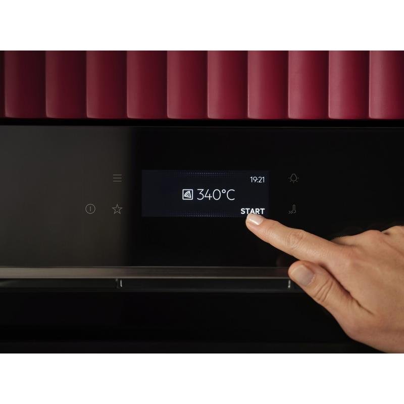 Detalle de Horno Eléctrico AEG Series 7000 TX7PB631SB 72L Pirolítico con WiFi y SteamCrisp