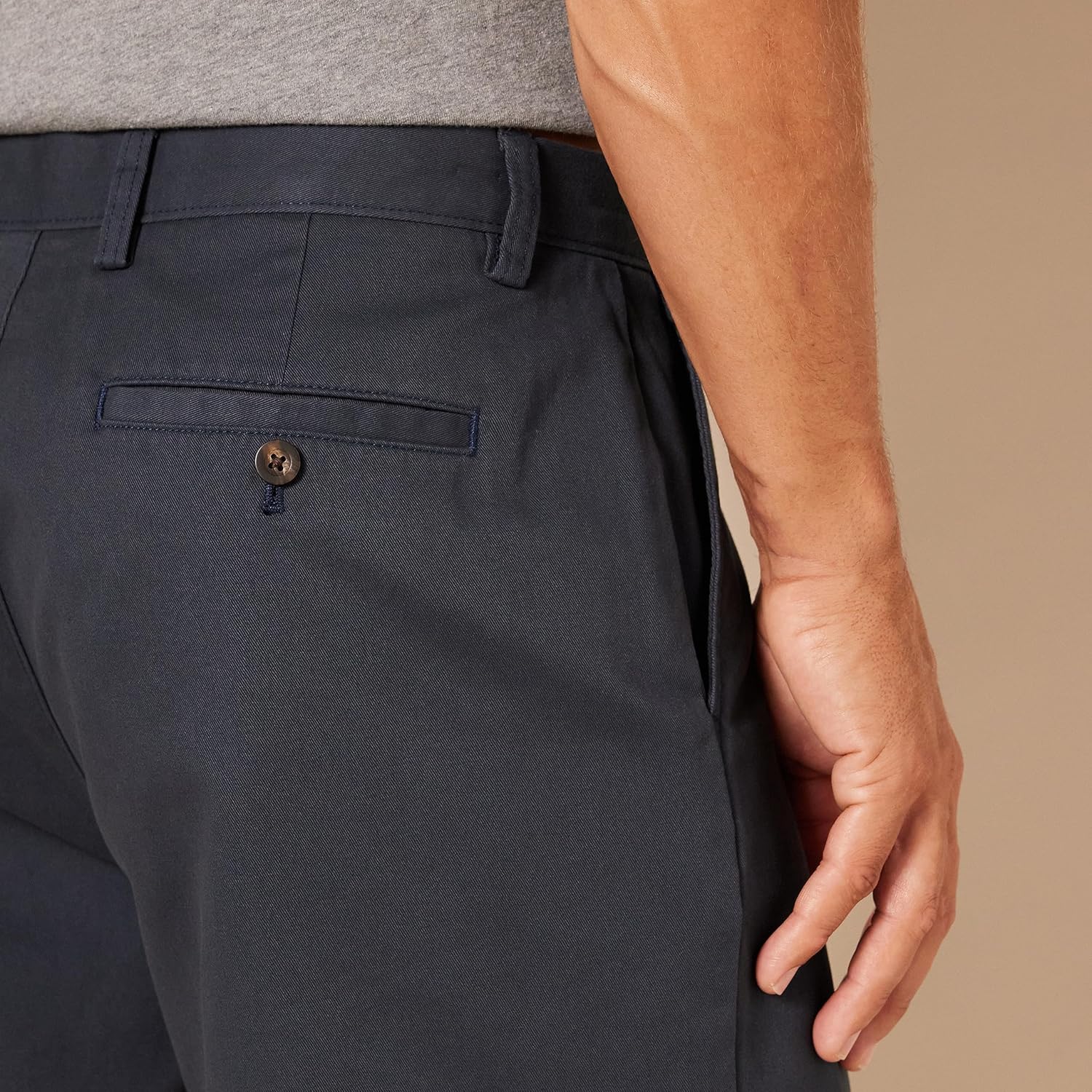 Detalle de Amazon Essentials Classic Fit 7-Inch Men's Chino Shorts