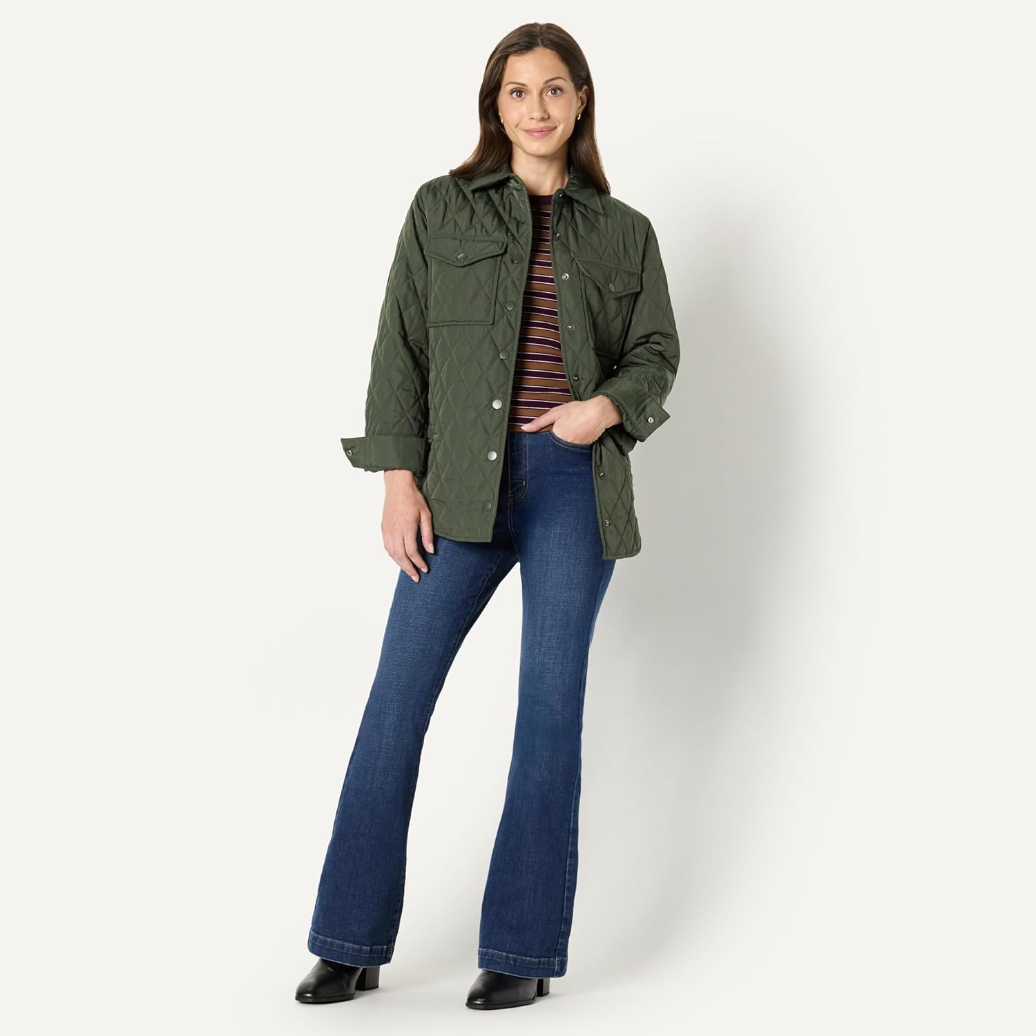 Detalle de Amazon Essentials Women's Relaxed-Fit Long Quilted Jacket with Snap Closure