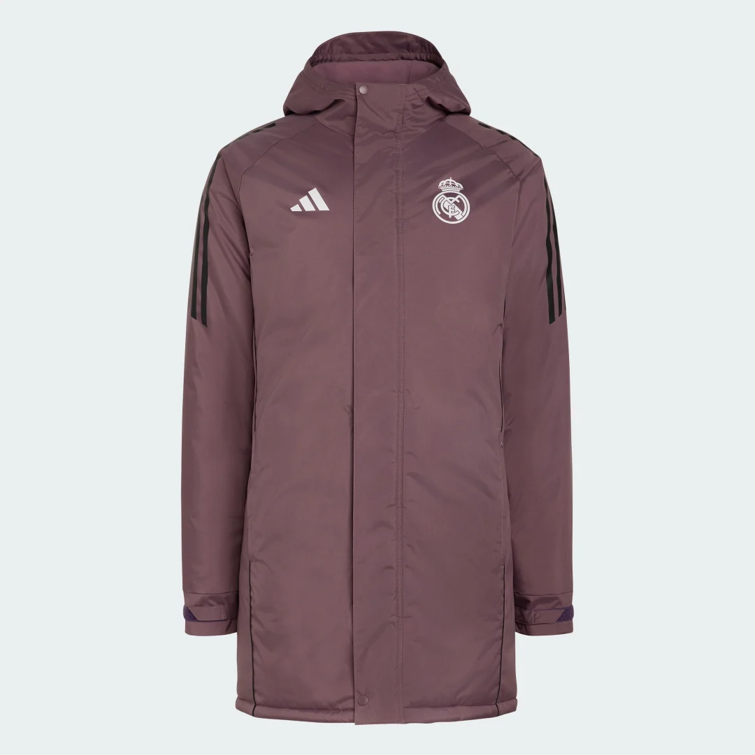 Detalle de Parka Real Madrid 25/26 Stadium de Adidas: estilo y abrigo para seguidores fieles