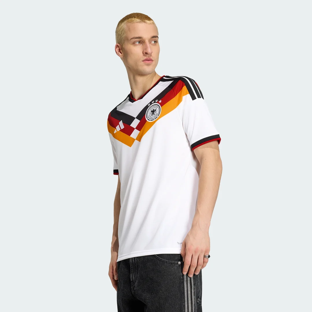 Detalle de Camiseta primera equipación Alemania 26 de Adidas — diseño blanco y comodidad para los aficionados