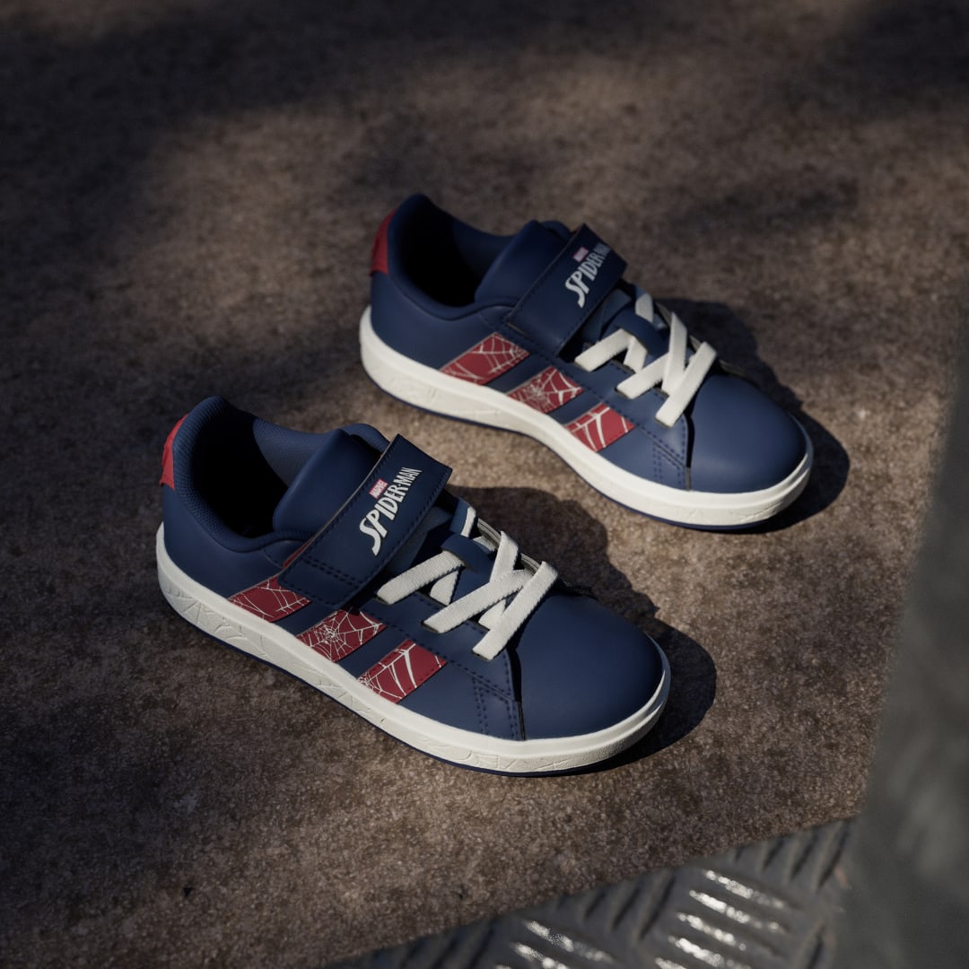 Detalle 2 de Zapatilla adidas Marvel Spider-Man Grand Court – azul, para fans de Spider-Man