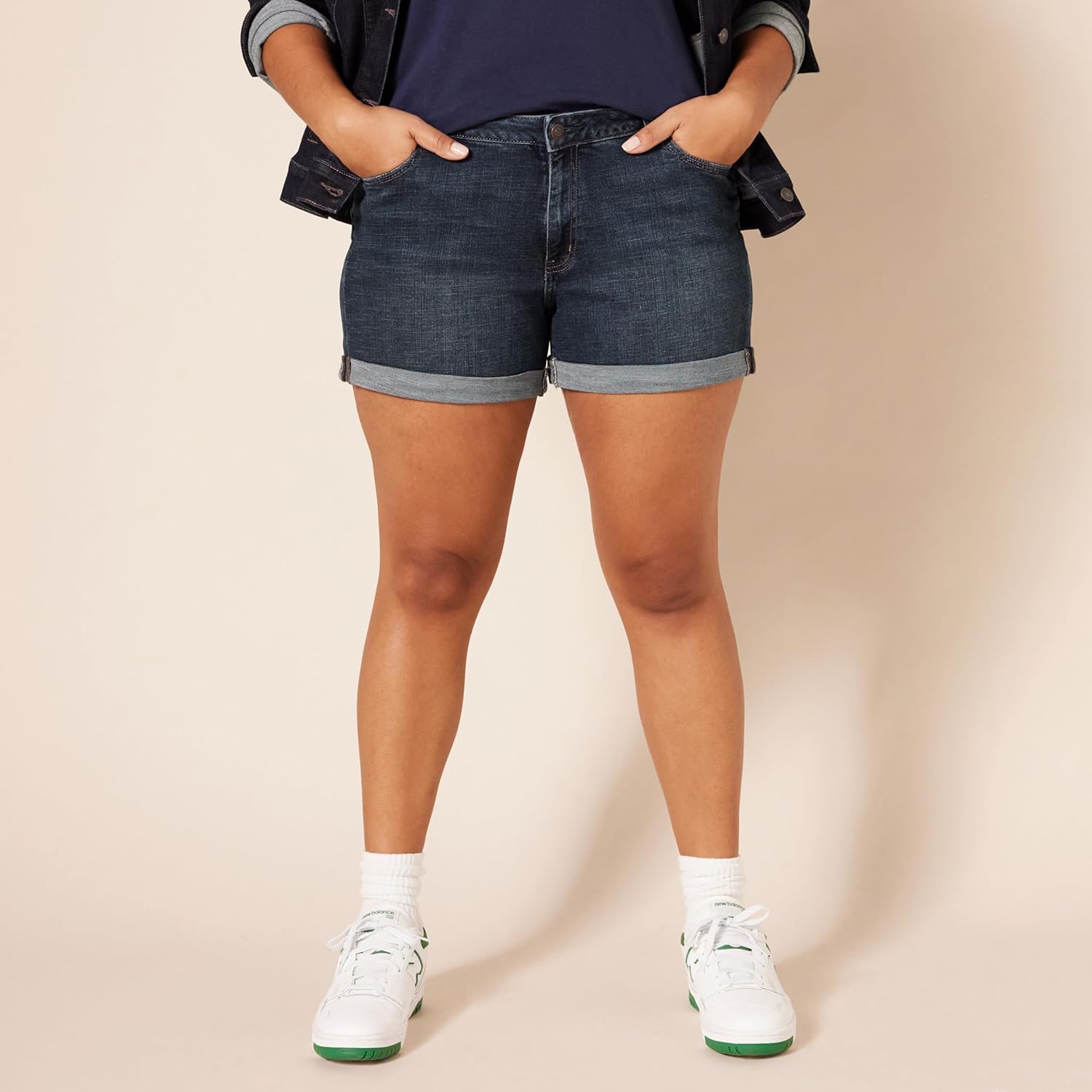 Thumbnail 4 de Amazon Essentials Women’s Mid-Rise Slim Fit Denim Shorts, 4" inseam