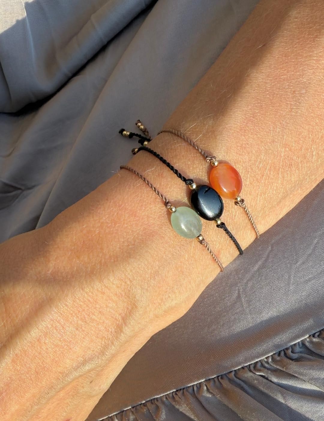 Detalle de happymaker Edelstein-Armband für Damen mit schwarzem Turmalin und goldenen Perlen – handgefertigt in Deutschland