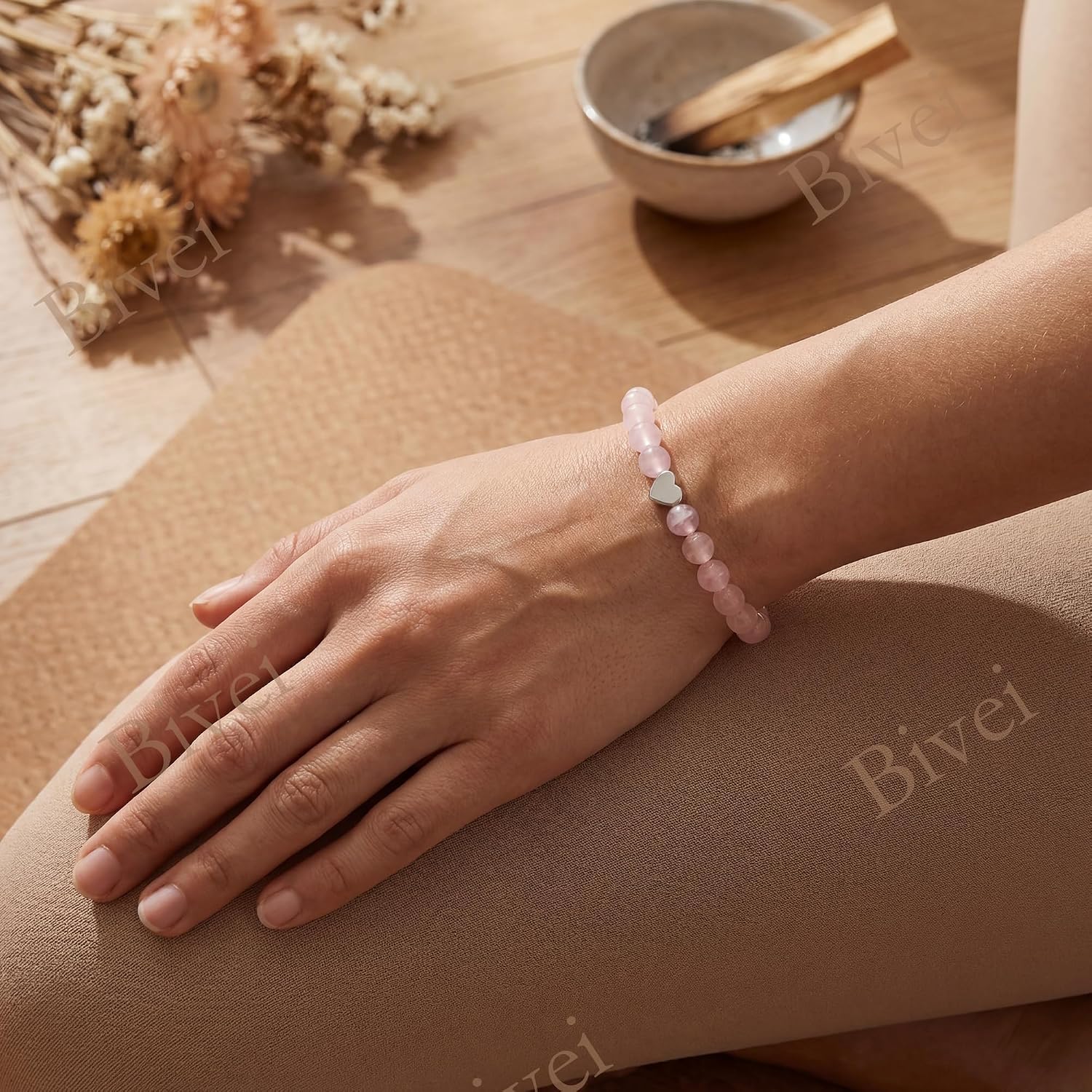 Detalle de Bivei Rosenquarz 6 mm Stretcharmband für Damen – handgefertigtes Naturstein-Armband mit Edelstahlperle