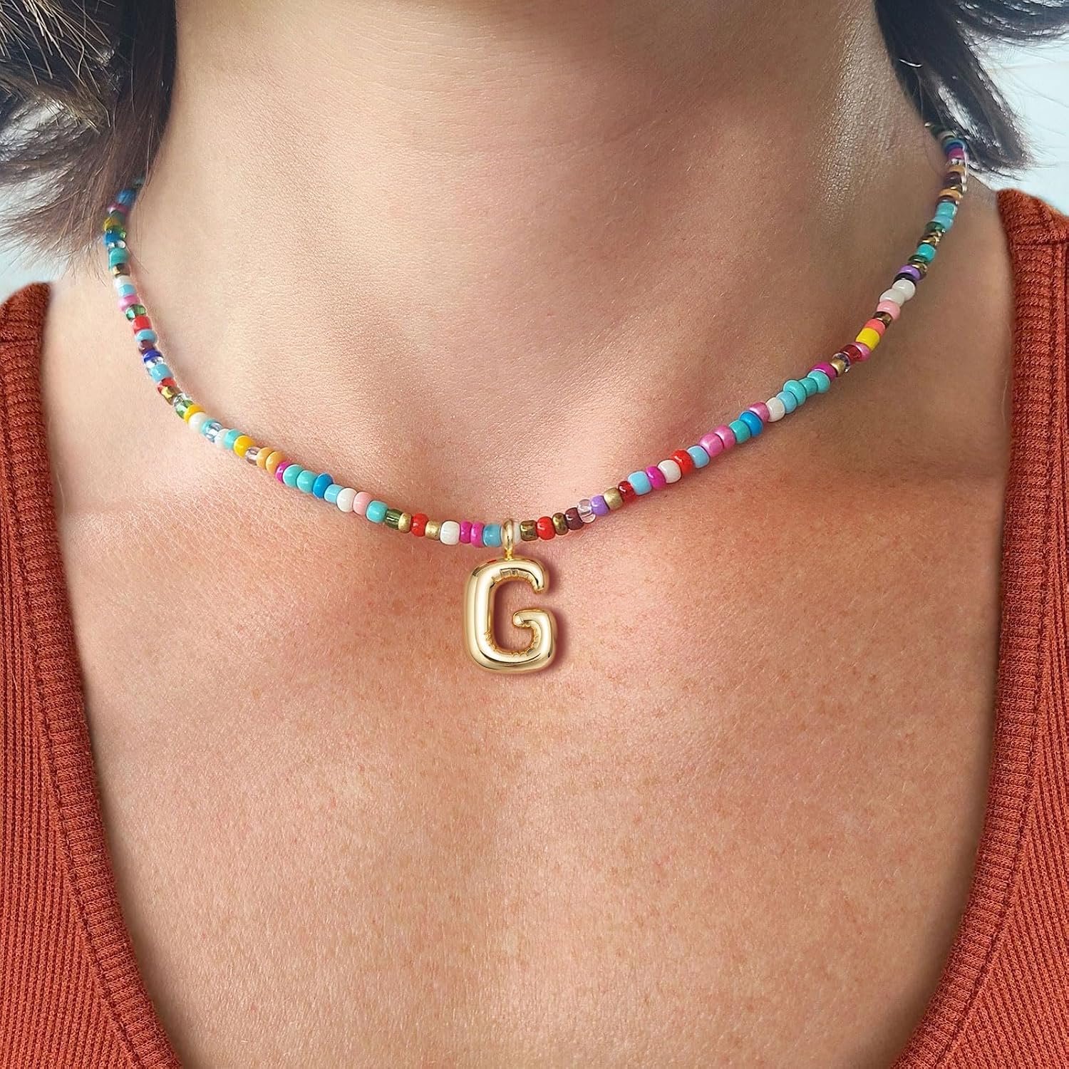 Detalle de HANLI Colourful Initial Necklaces for Girls & Women – Gold Bubble Pendant Beaded Boho Choker