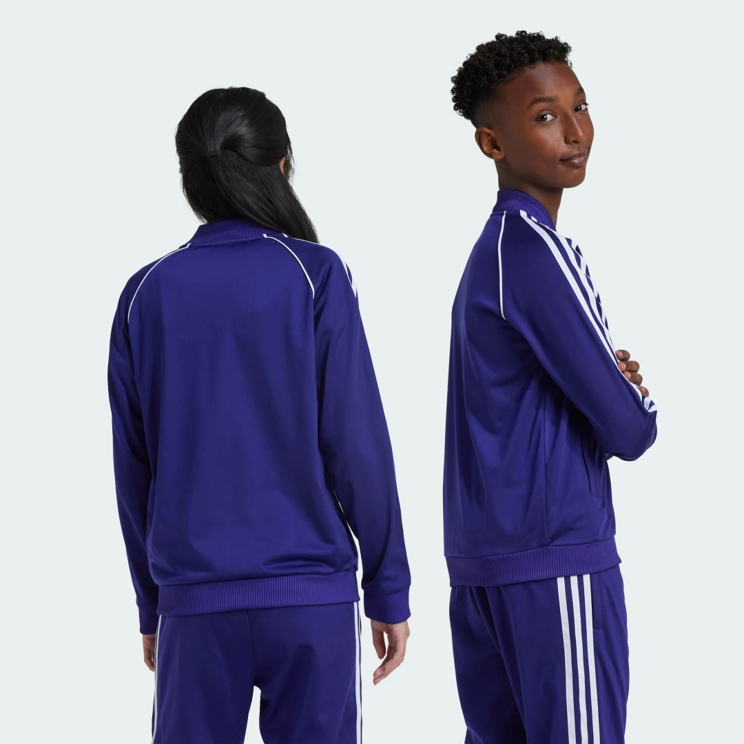 Detalle de Chaqueta SST Adicolor (Adolescentes) de Adidas – Violetas para el día a día