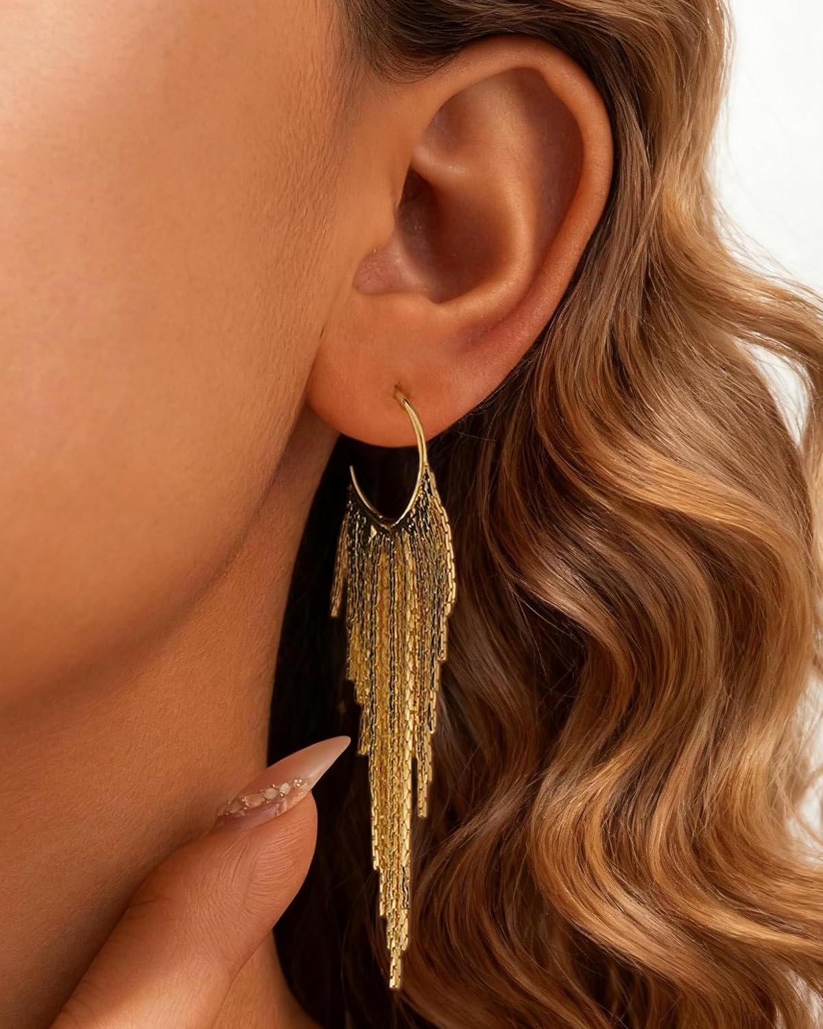 Detalle 2 de HANLI Gold Earrings for Women — 14K Gold Plated Tassel Dangle Earrings