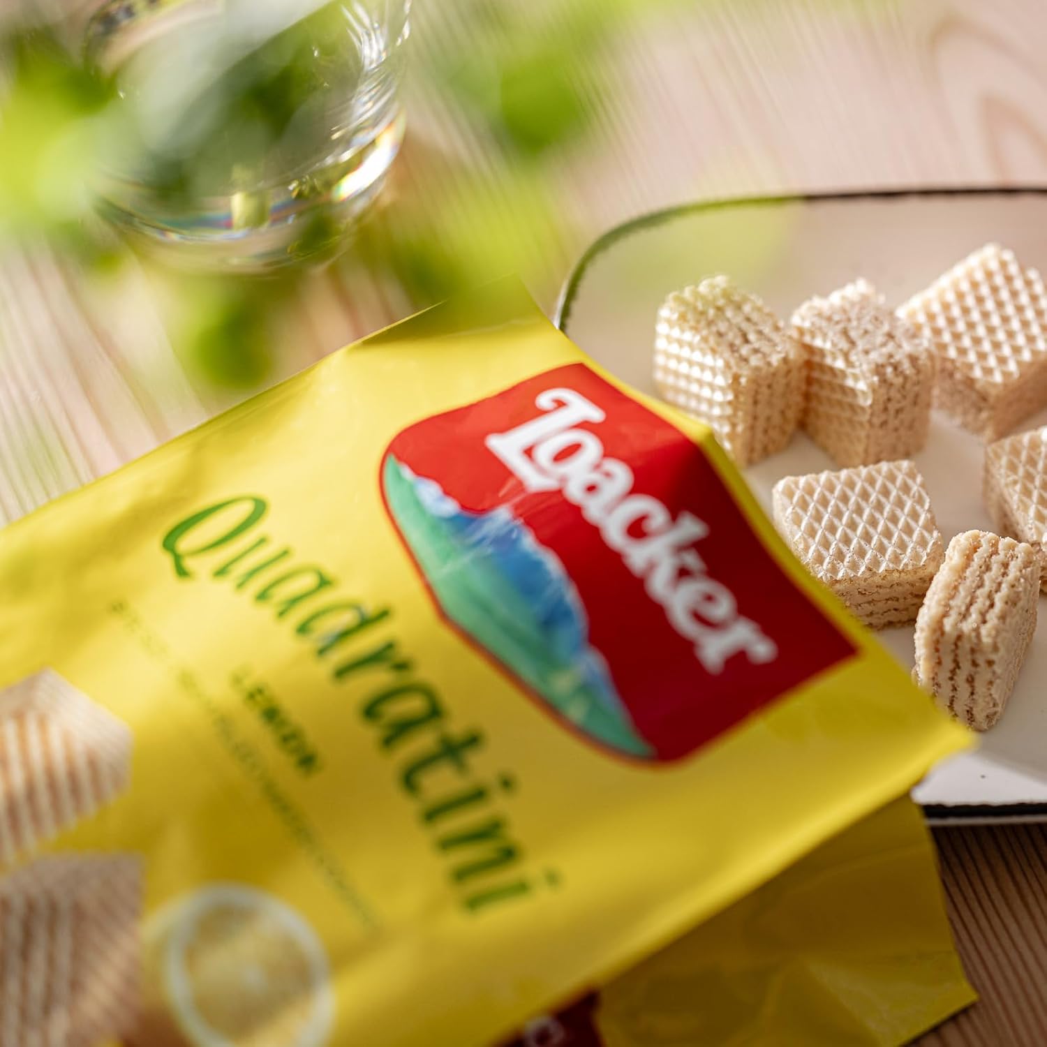 Detalle de Loacker Quadratini Lemon: cubetti croccanti con crema al limone in confezione da 12 sacchettini