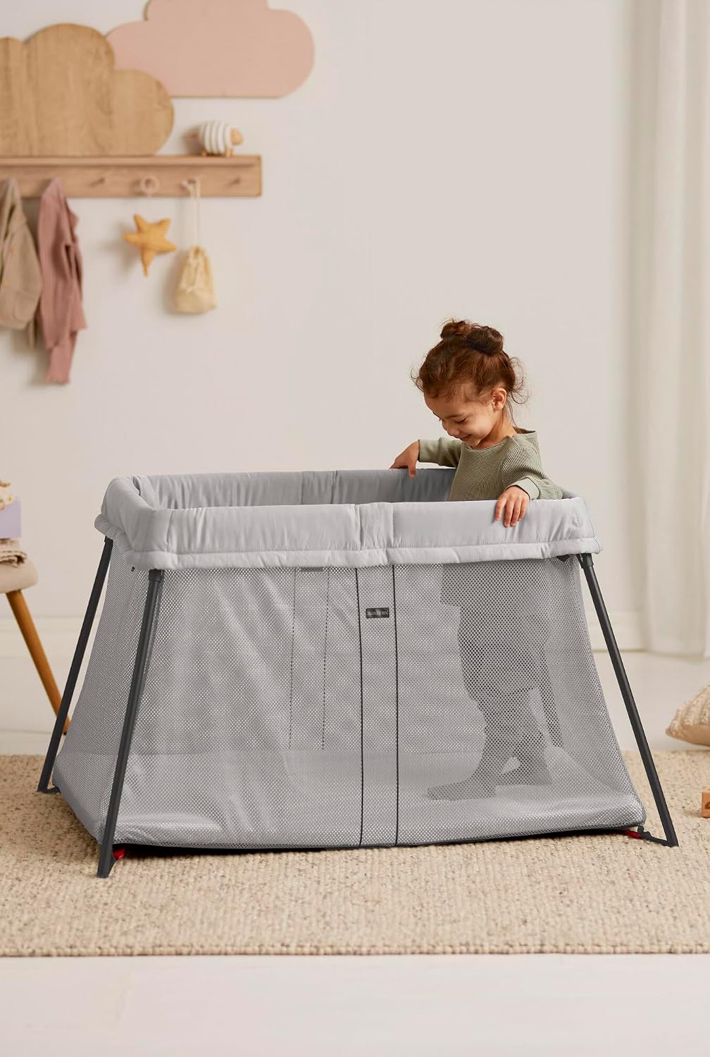 Detalle 1 de BabyBjörn Light 040948 – składane łóżeczko turystyczne, srebrne