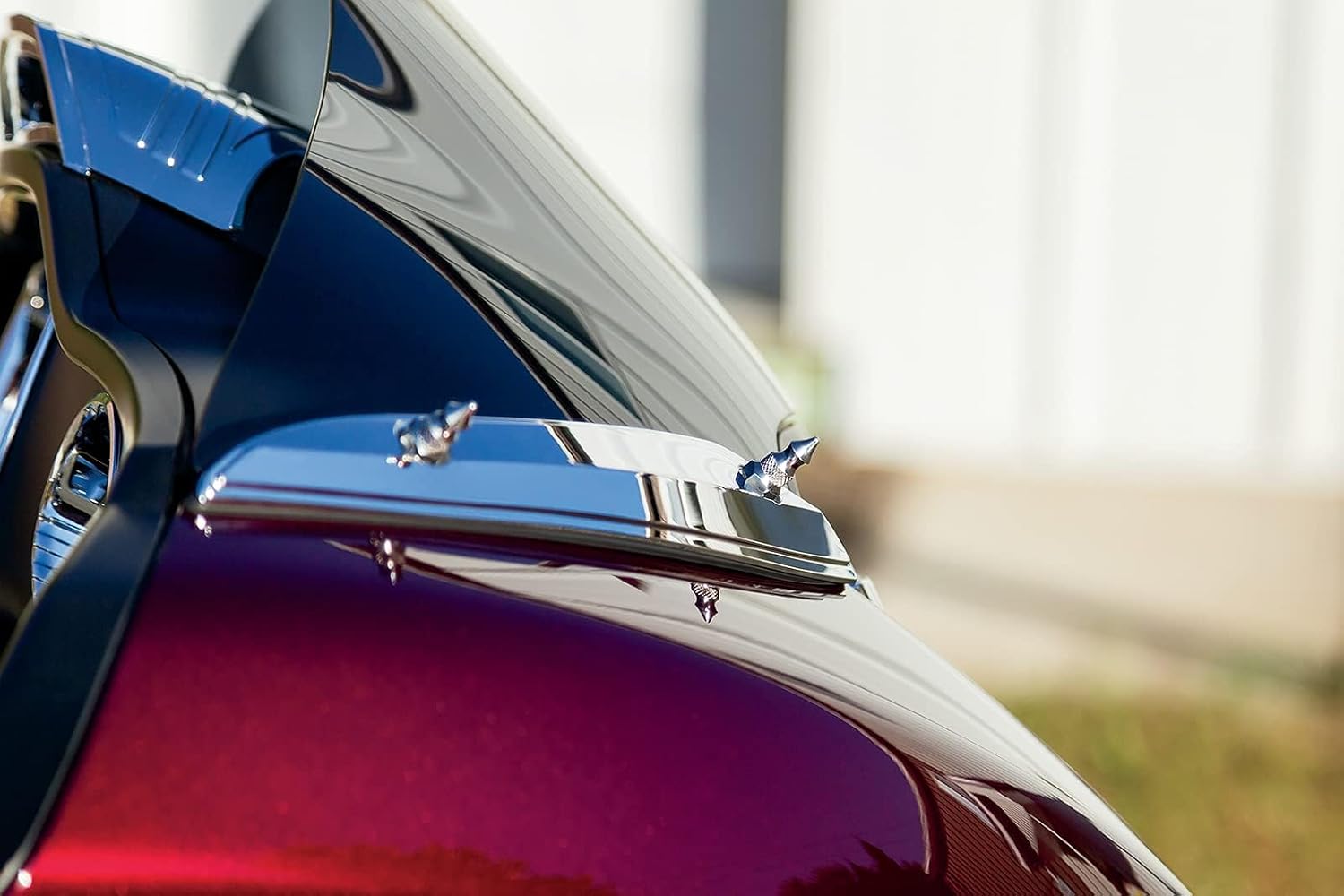 Detalle 2 de Kuryakyn 5715 Windshield Accent Trim Mounting Spikes & Screws (Chrome) for 2015-19 Harley Road Glide
