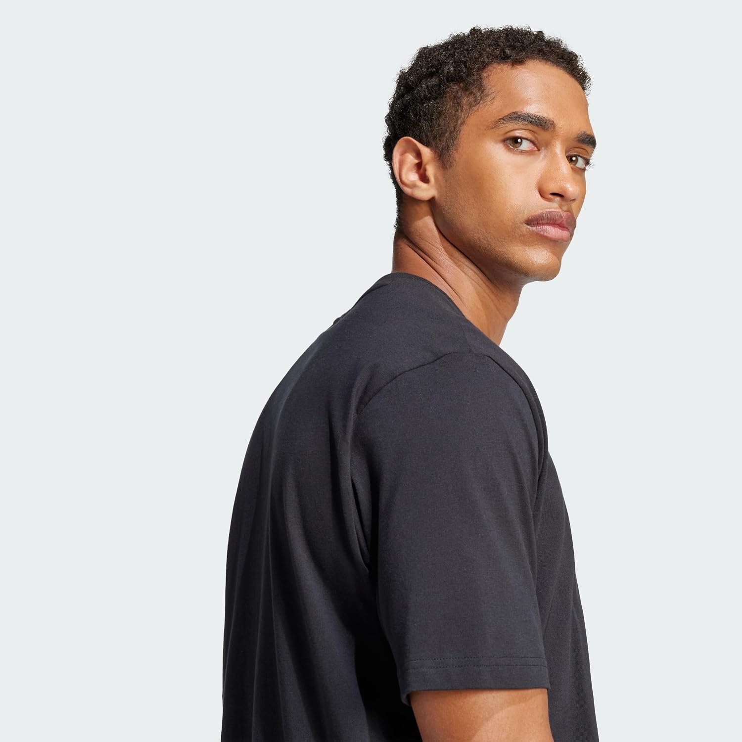 Detalle 2 de Adidas Herren Essentials Linear Single Jersey Shirt, Schwarz/Weiß, Größe XL
