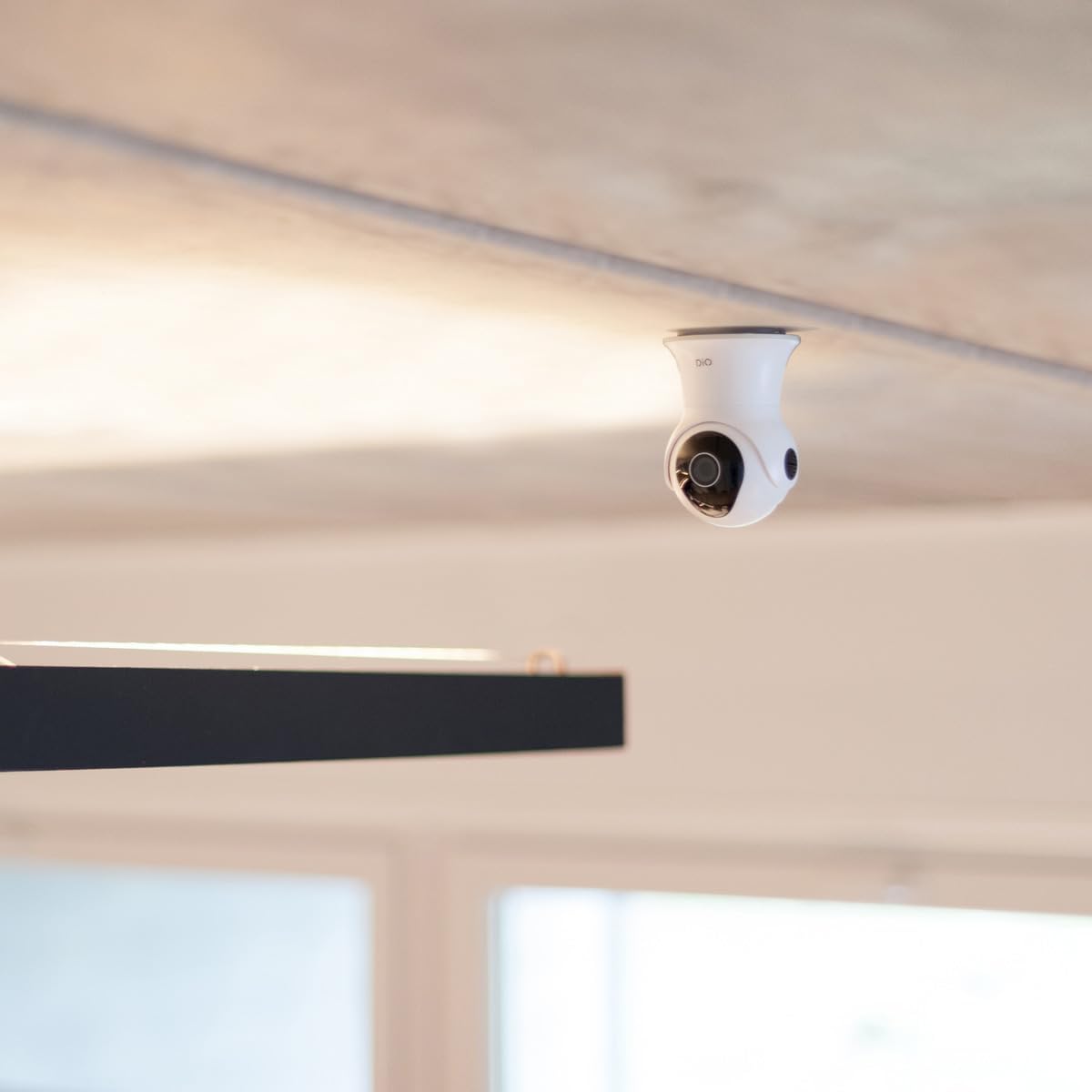 Thumbnail 2 de DiO Connected Home Caméra de surveillance rotative Wi‑Fi intérieure/extérieure 1080p avec vision nocturne et détection (16 Go) — Blanc et Noir
