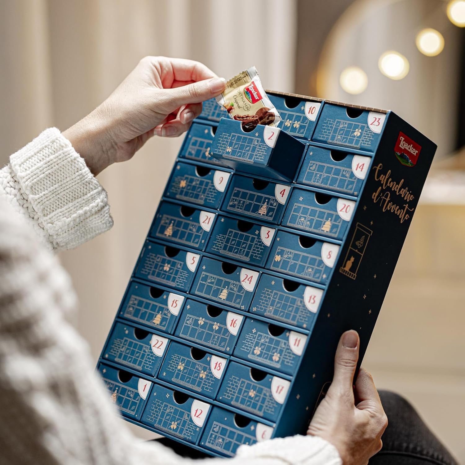 Thumbnail 2 de Loacker Calendario dell’Avvento 2026 con 24 bontà in 11 gusti diversi, cofanetto blu riutilizzabile