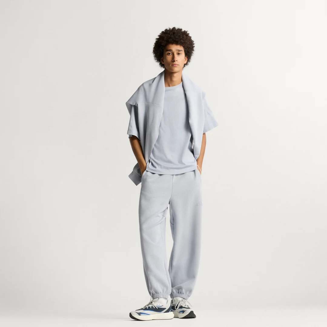 Detalle de Camiseta Soft Lux de Adidas – Gris: comodidad para el día a día