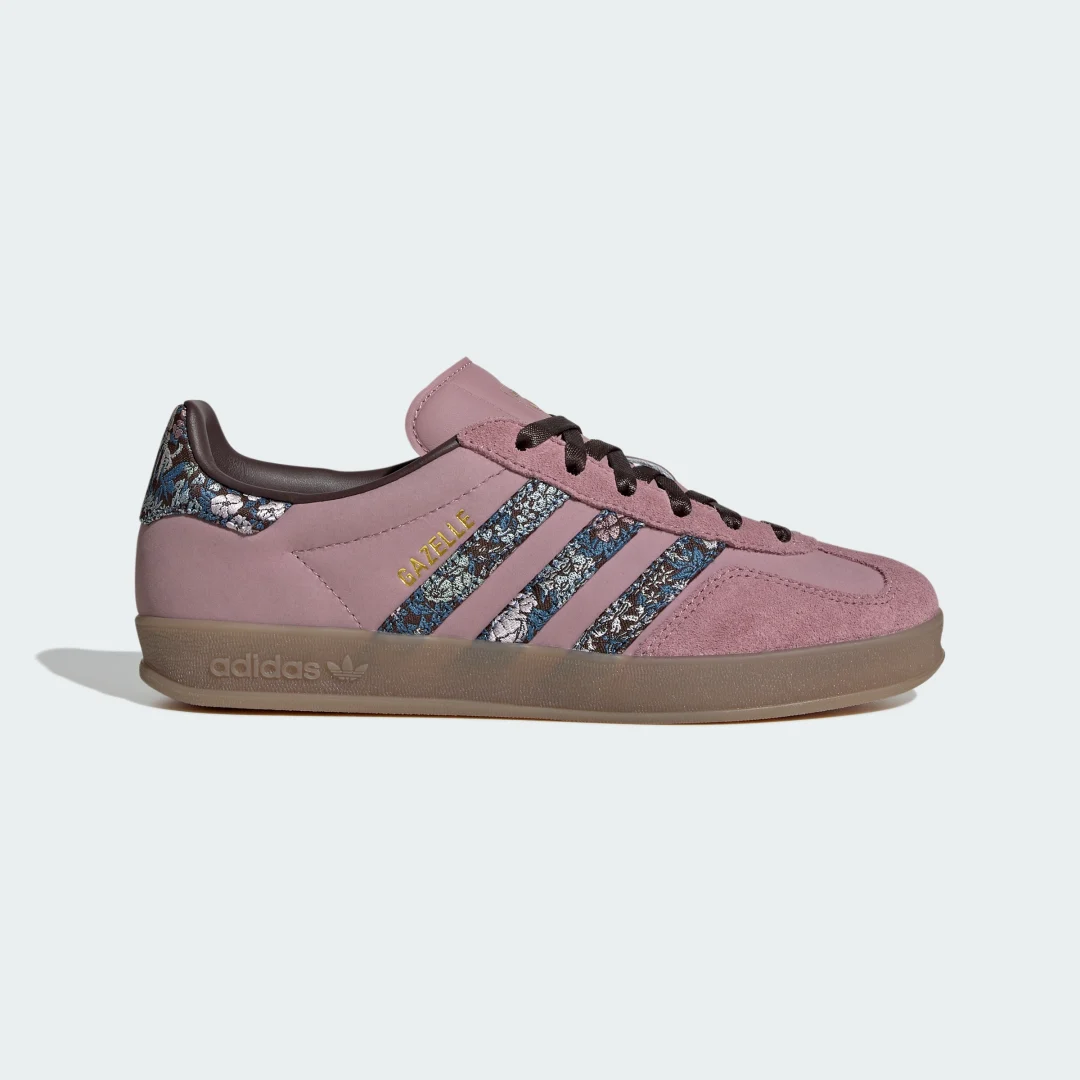 Detalle de Zapatilla Gazelle Indoor X Liberty London de Adidas — estilo urbano en violeta