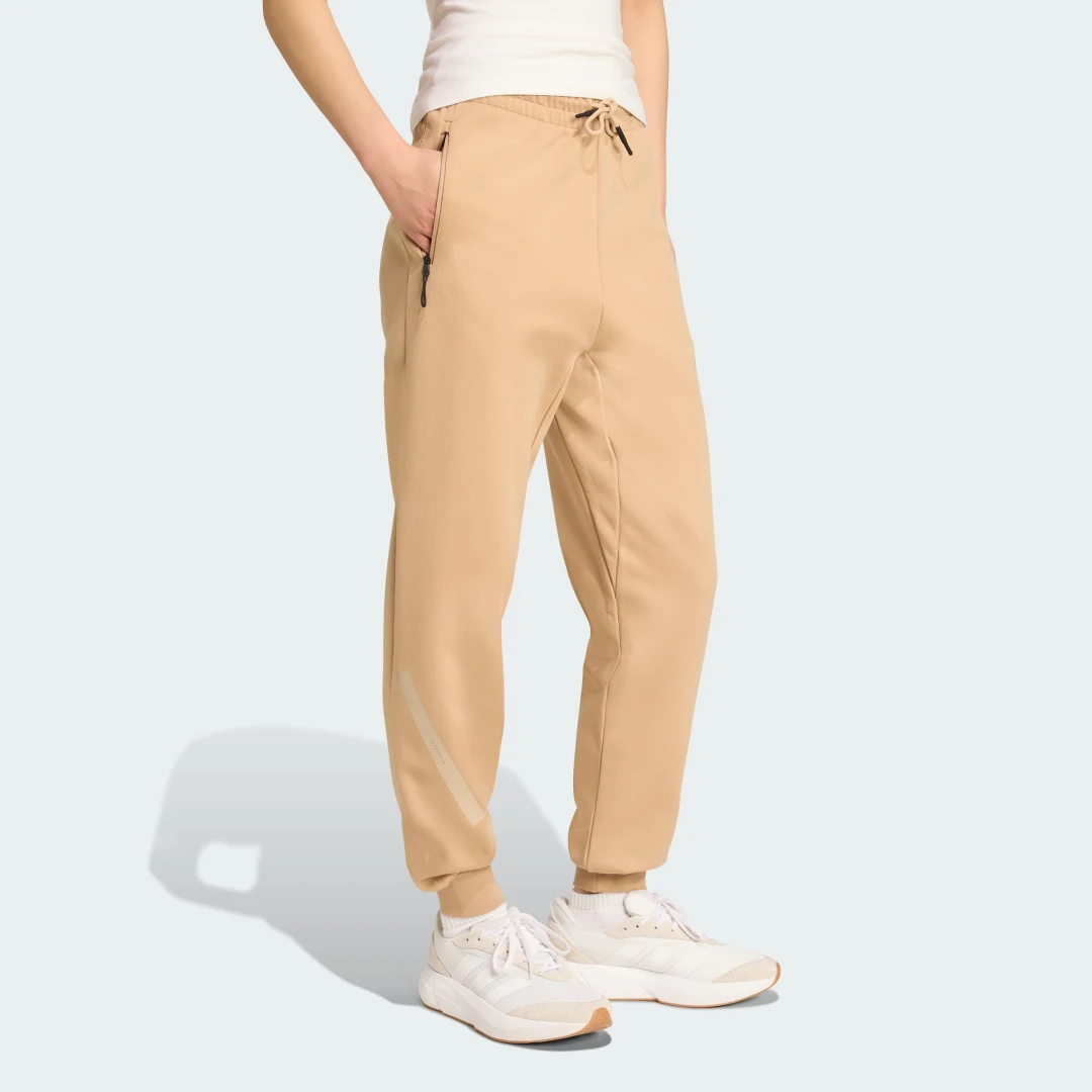 Detalle de Pantalón adidas Z.N.E. Marrón – comodidad para entrenar y moverte con estilo